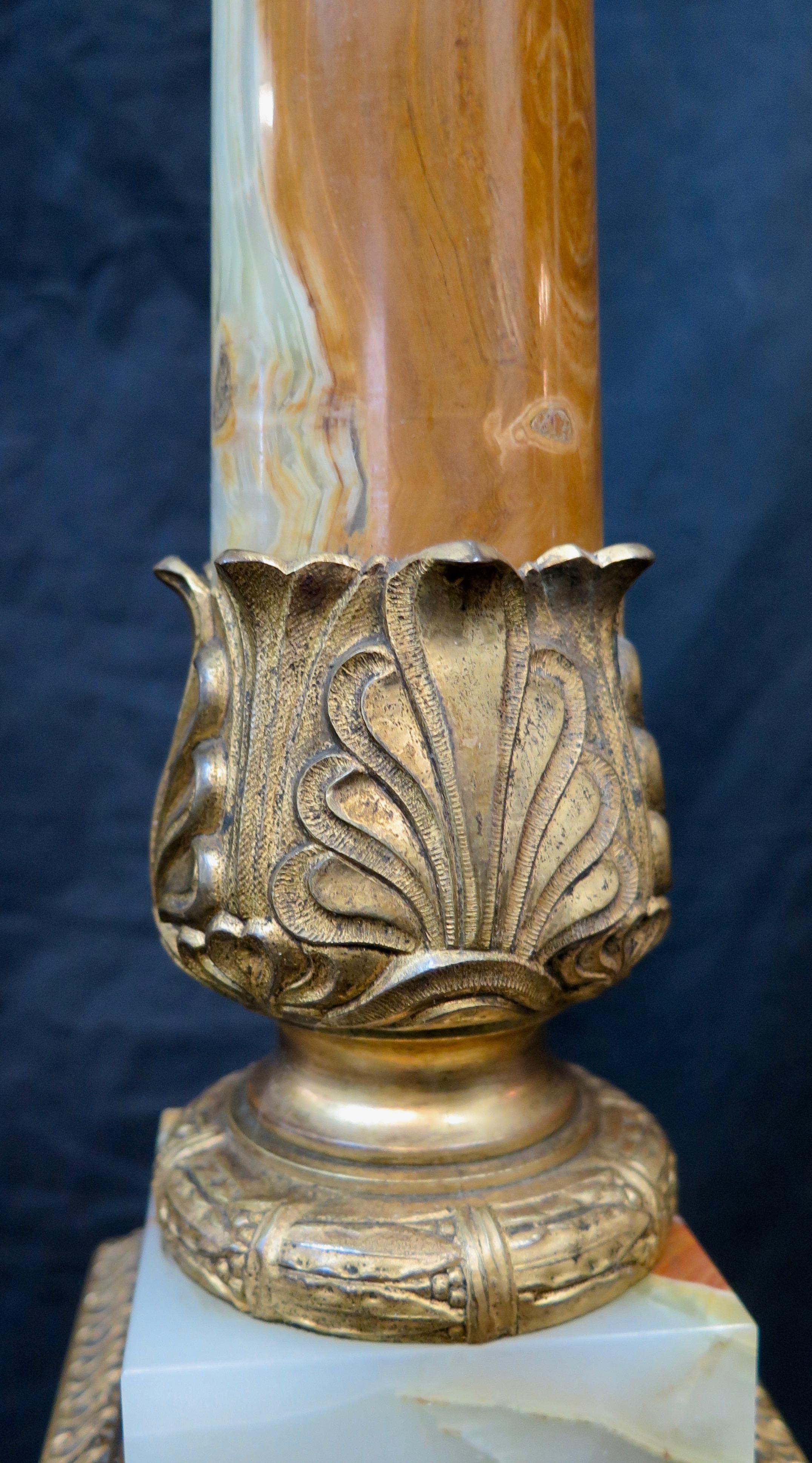 Doré Vintage Fin du 19ème siècle Période victorienne Verre taillé, Onyx et Bronze Lampe de table en vente