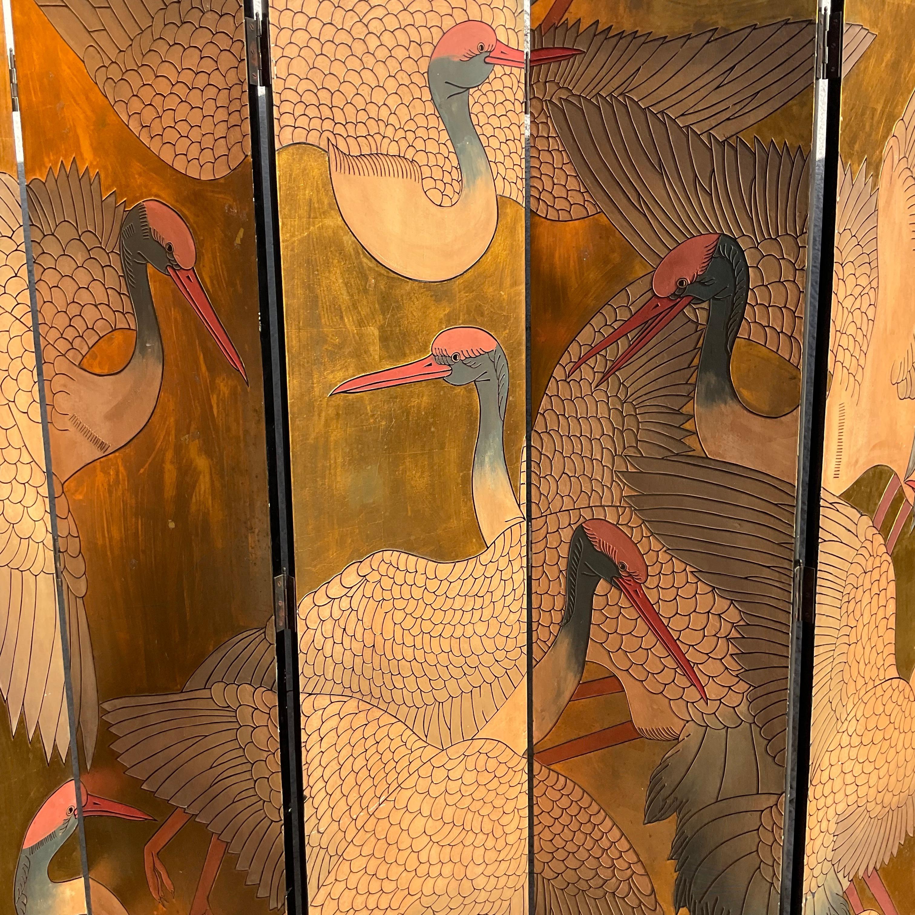 Ein unglaublicher asiatischer Paravent im Vintage-Stil. Eine atemberaubende Komposition von fliegenden Kranichen auf einem glänzenden Goldhintergrund. Monumental in Größe und Dramatik. Erworben aus einem Nachlass in Palm Beach.
