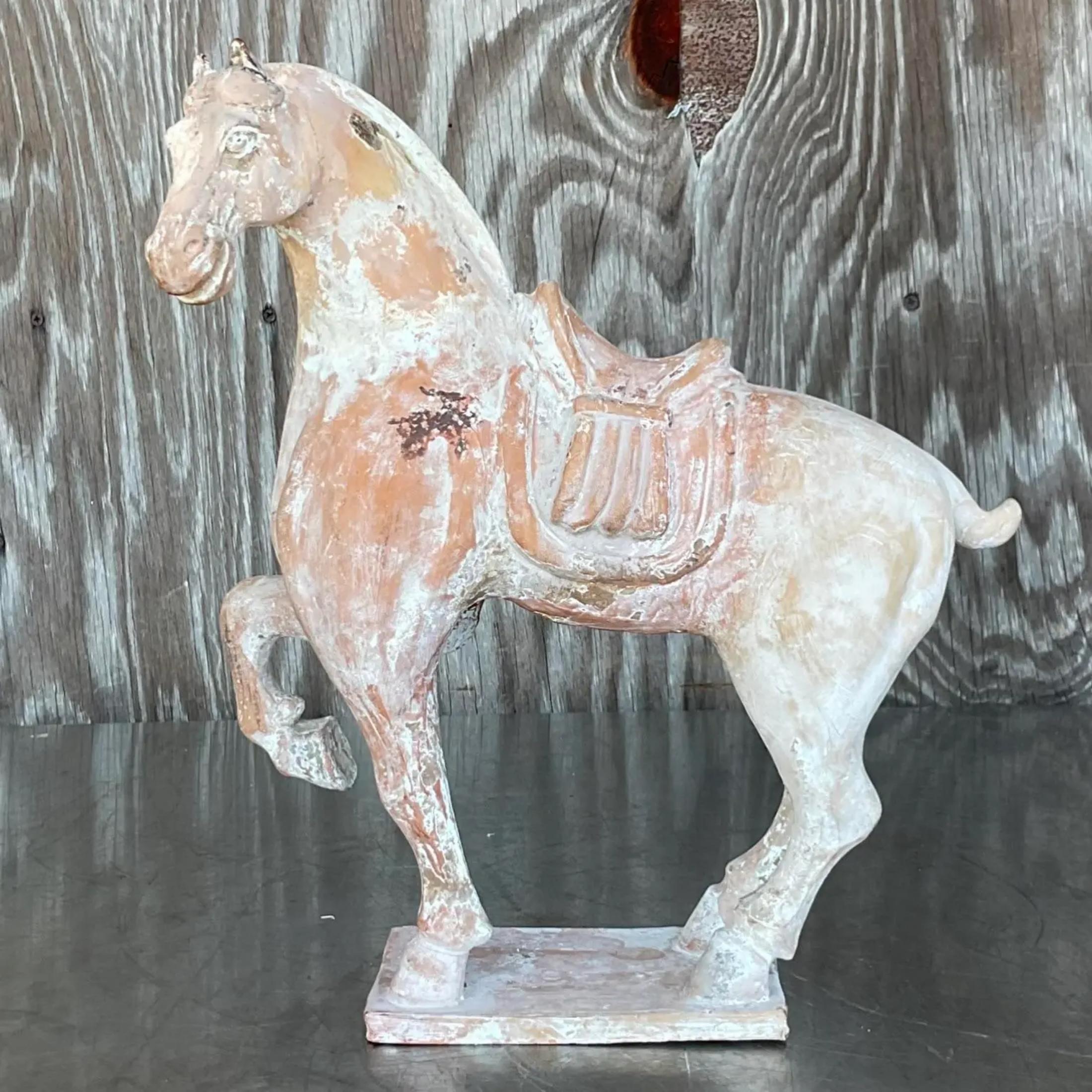 Bohème Vintage Late 20th Century Asian Terra Cotta Tang Dynasty Horse (Cheval en terre cuite de la fin du 20ème siècle) en vente