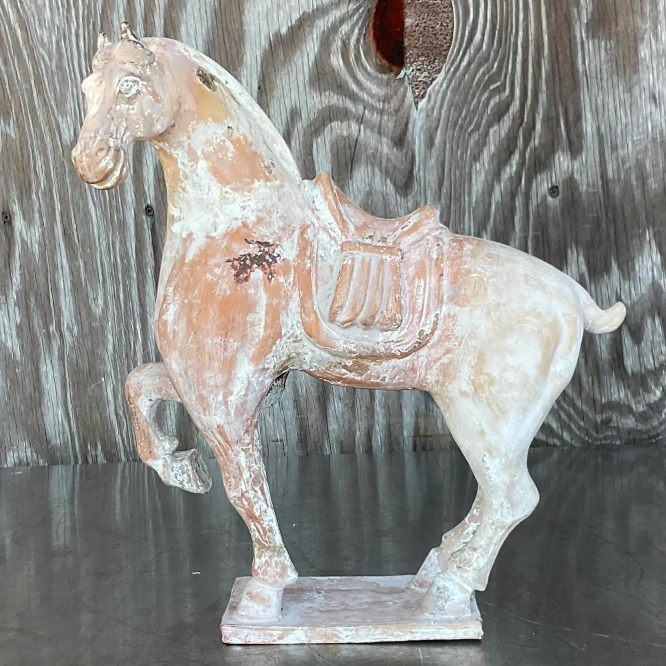 20ième siècle Vintage Late 20th Century Asian Terra Cotta Tang Dynasty Horse (Cheval en terre cuite de la fin du 20ème siècle) en vente