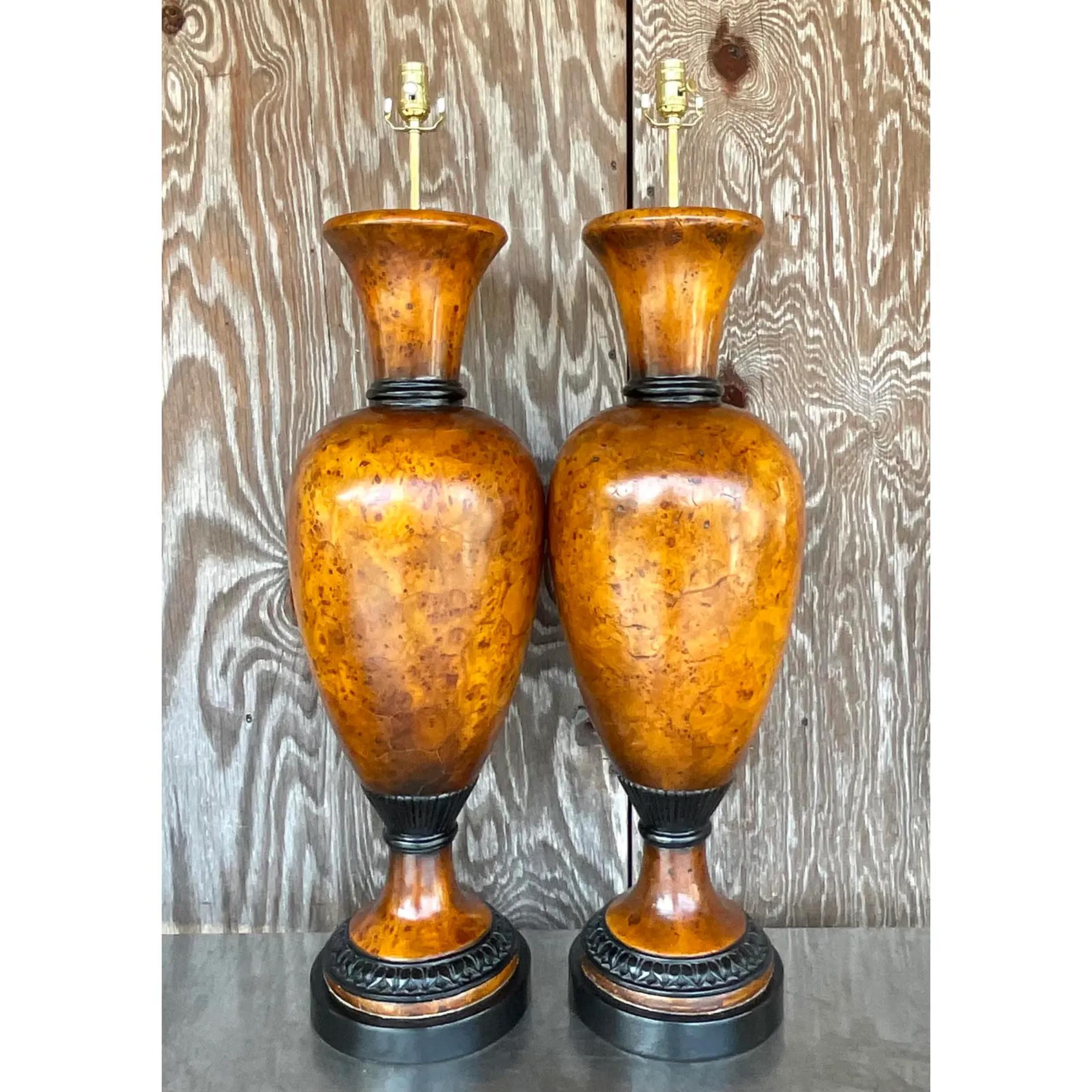 Paire de lampes Urne en bois de ronce Boho de la fin du 20ème siècle Bon état - En vente à west palm beach, FL