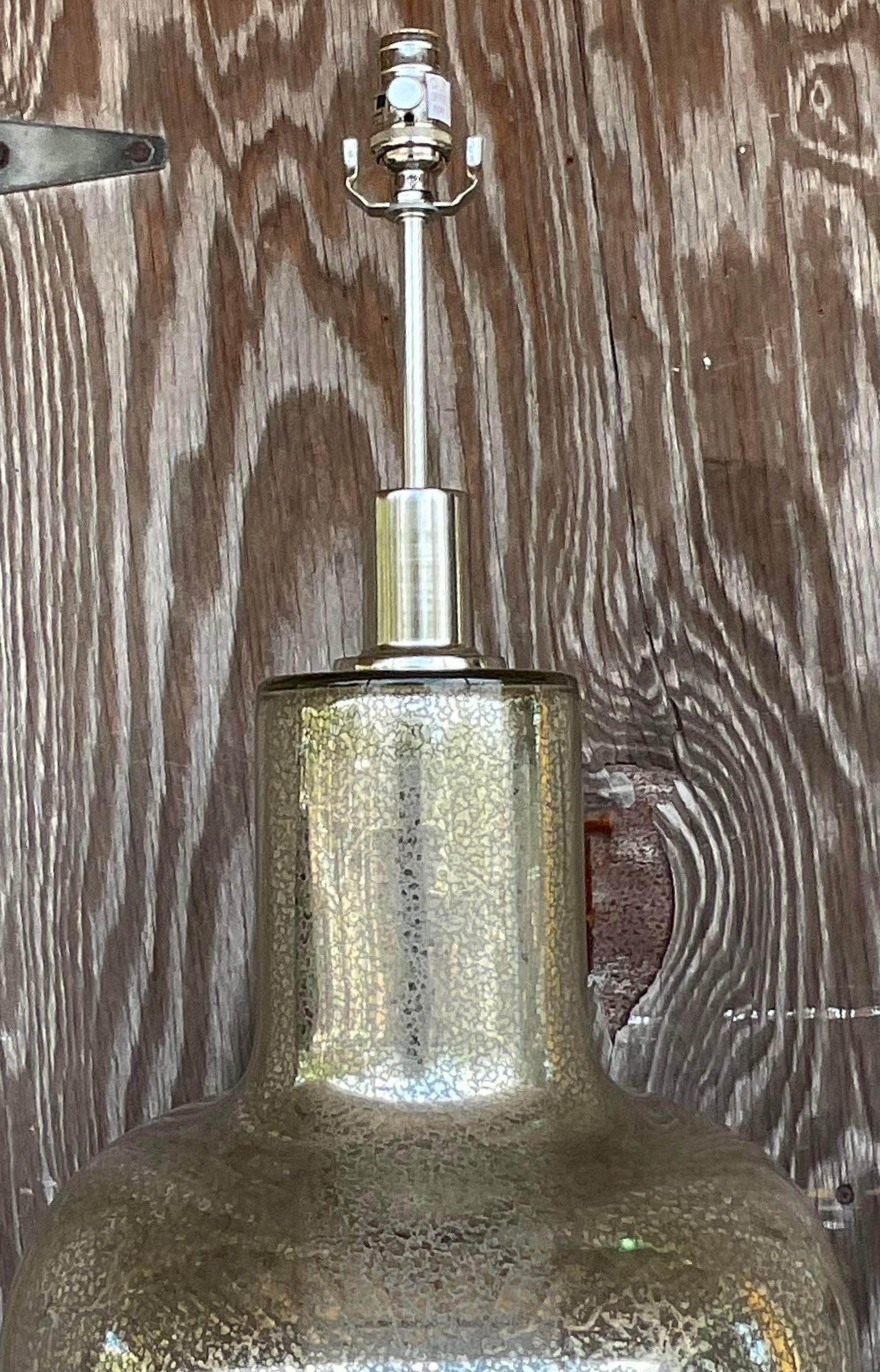 Beleuchten Sie Ihren Raum mit nostalgischem Charme mit unseren Vintage Boho Mercury Glass Lamps - A Pair, die die Essenz amerikanischer Handwerkskunst und den eklektischen Bohème-Stil heraufbeschwören. Diese mit viel Liebe zum Detail gefertigten und