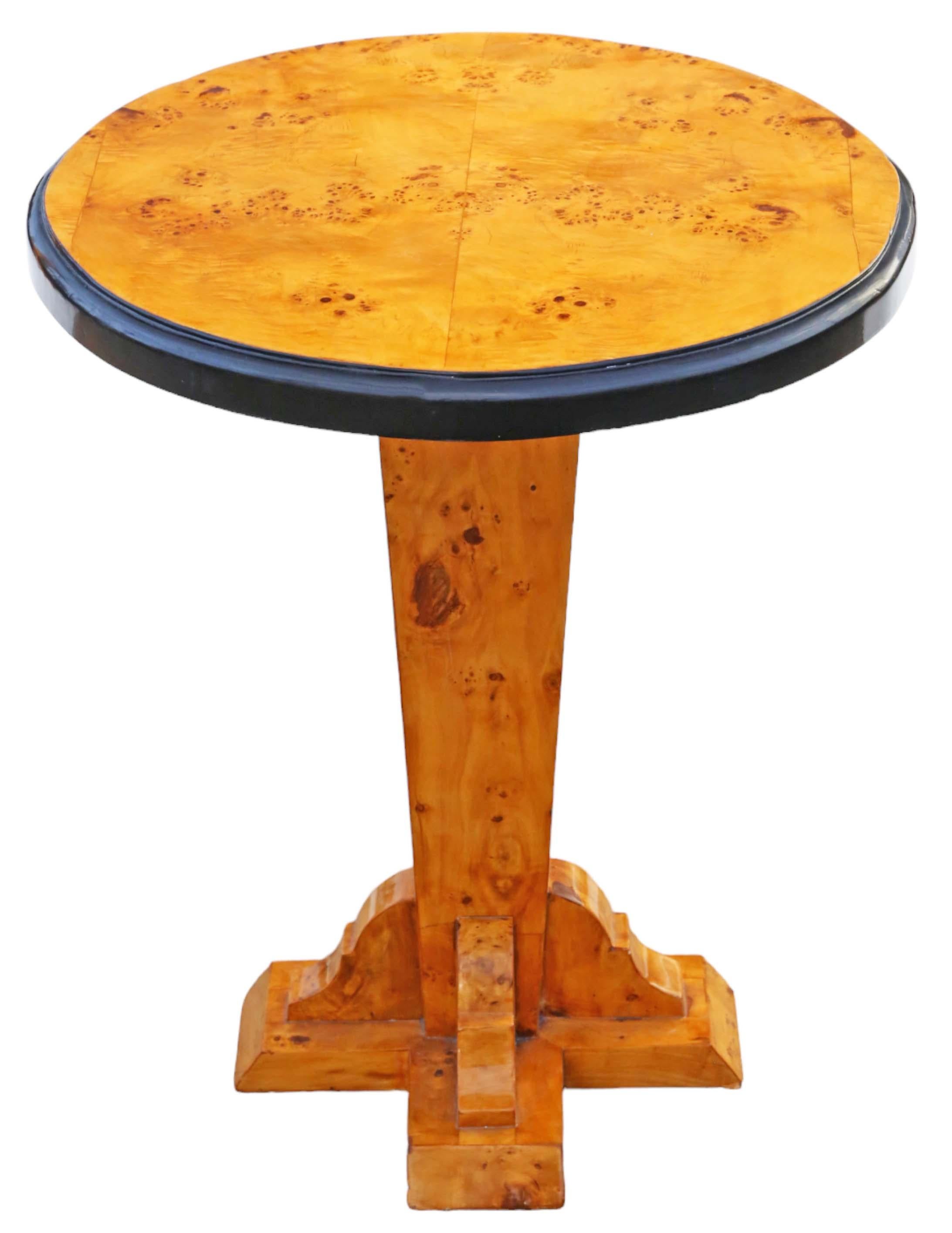 Vintage late 20th Century burr yew pedestal lamp or side table.

The table is solid with no loose joints, presenting itself as a charming and rare decorative find.

There is no evidence of woodworm, and the aesthetic would complement the right