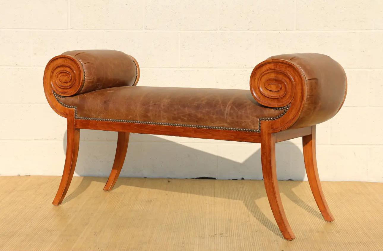 Spettacolare panca Hollywood Regency con bracci arrotolati e svasati. Questa splendida panca è stata recentemente rivestita in pelle marrone. La cornice è realizzata in legno di frutta. Ricorda che è in buone condizioni, non ha parti rotte. Panchina
