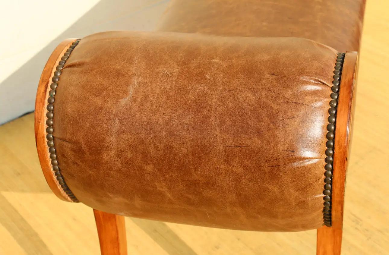 Pelle Panca svasata con bracci arrotolati Hollywood Regency della fine del XX secolo in vendita