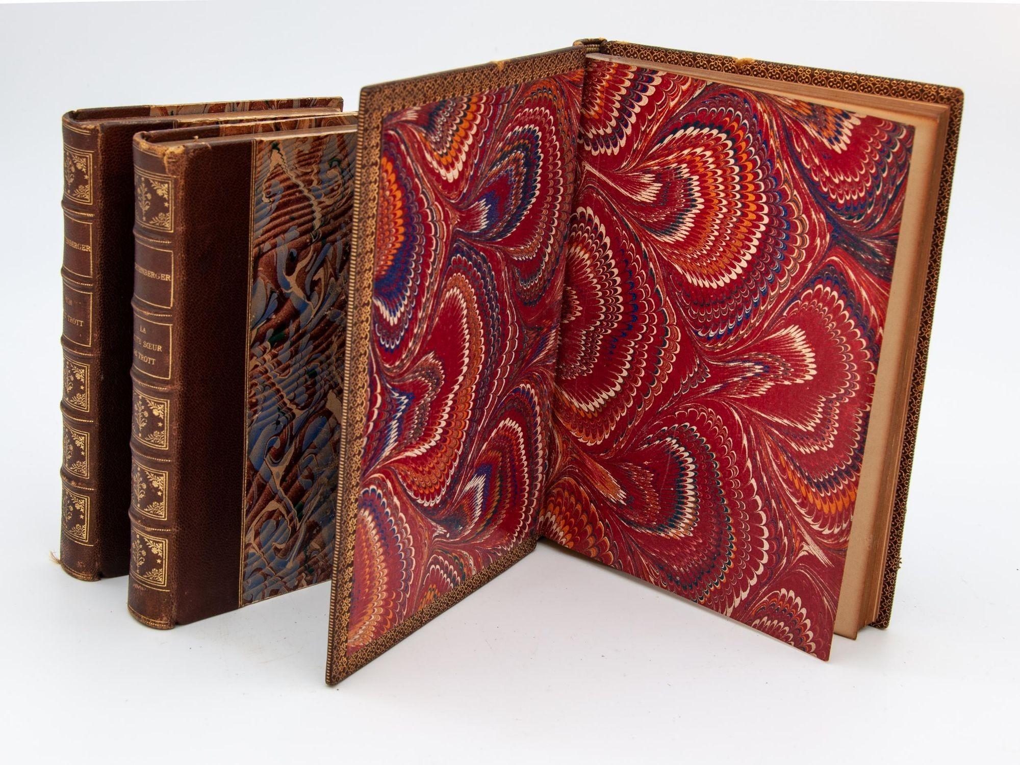 20ième siècle Vintage Late 20th Century Leather Bound Books - Set of 3 (Livres reliés en cuir de la fin du 20ème siècle) en vente