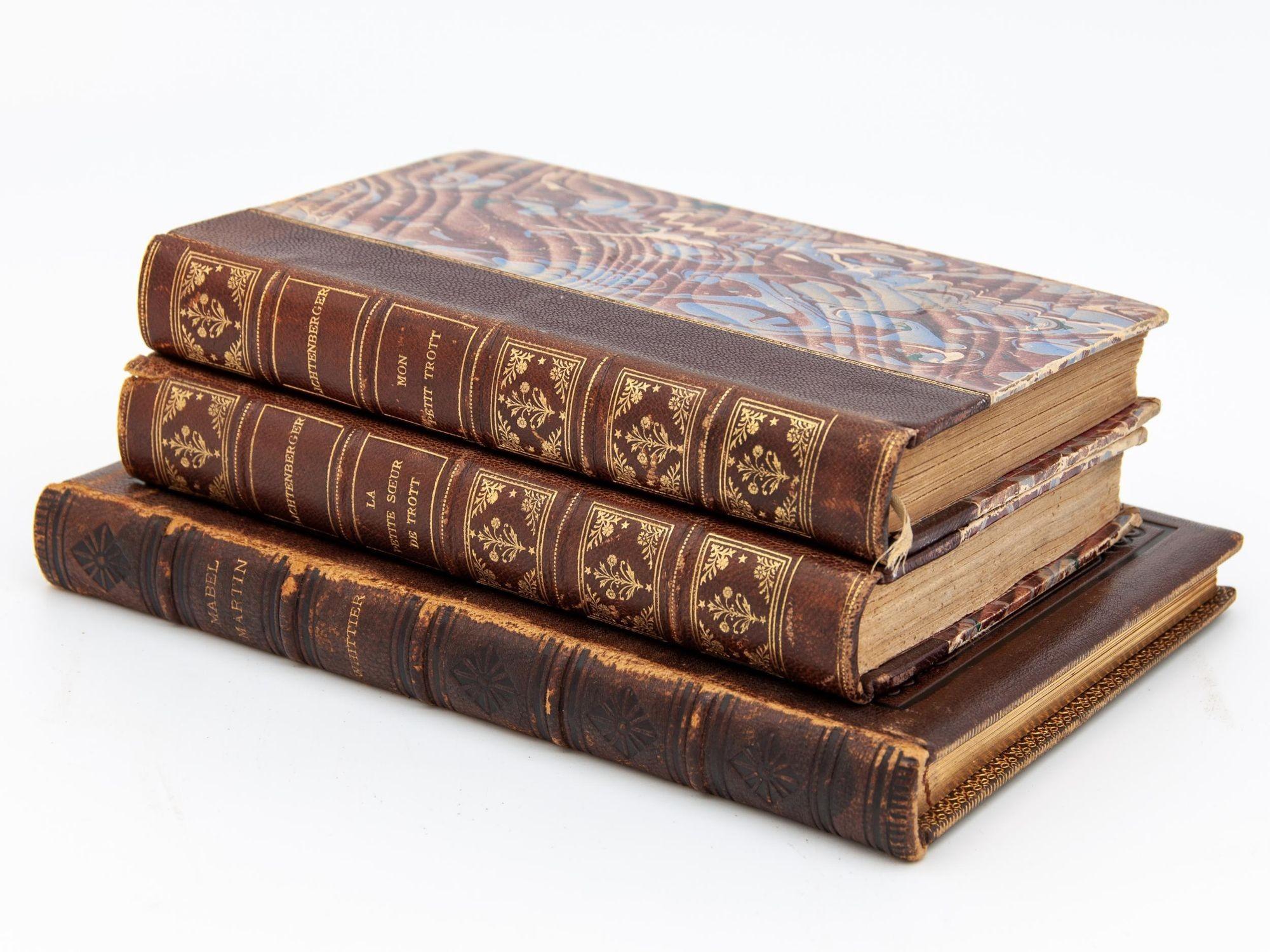 Papier Vintage Late 20th Century Leather Bound Books - Set of 3 (Livres reliés en cuir de la fin du 20ème siècle) en vente