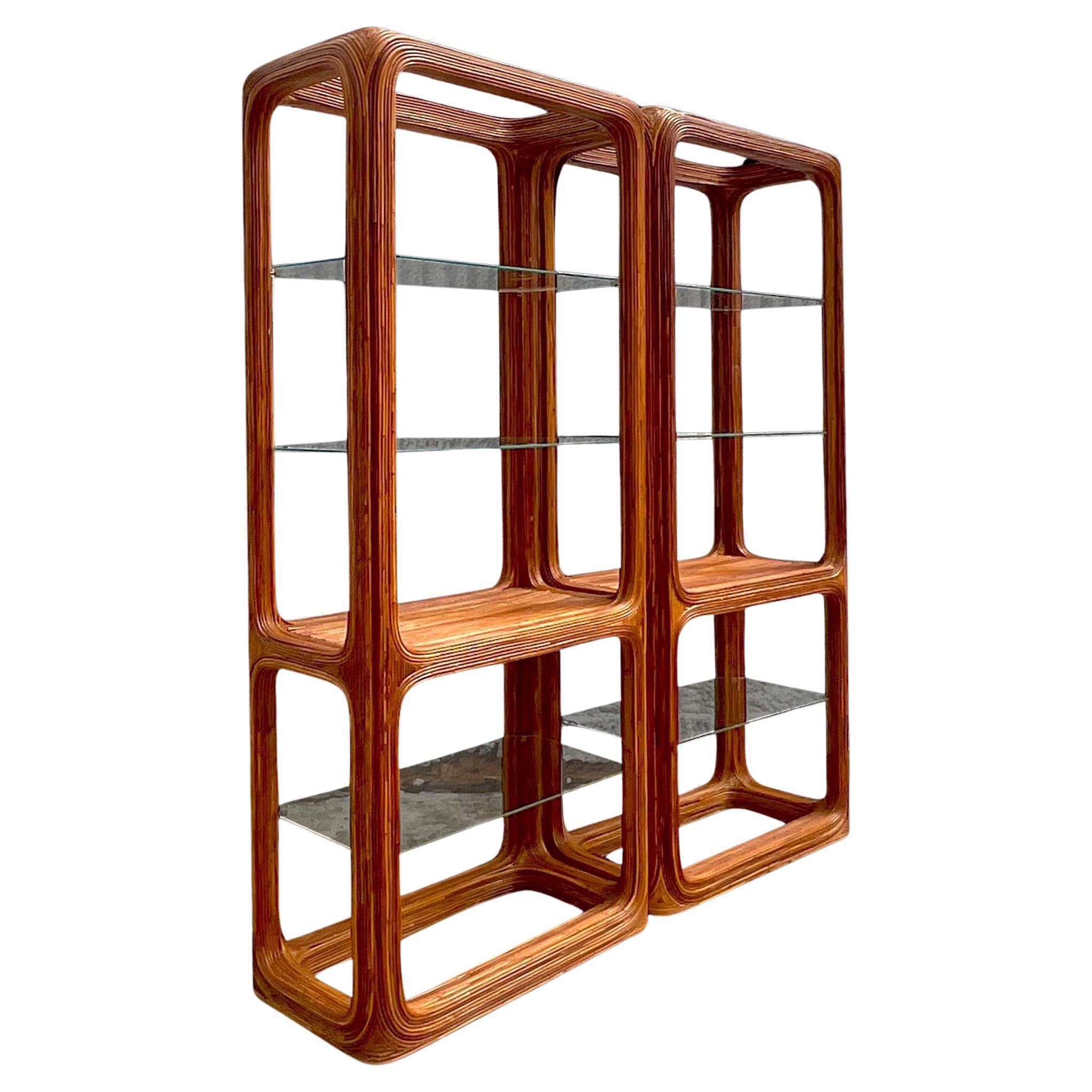 Vintage Etagere aus Bleistiftrohr des späten 20. Jahrhunderts - ein Paar im Angebot