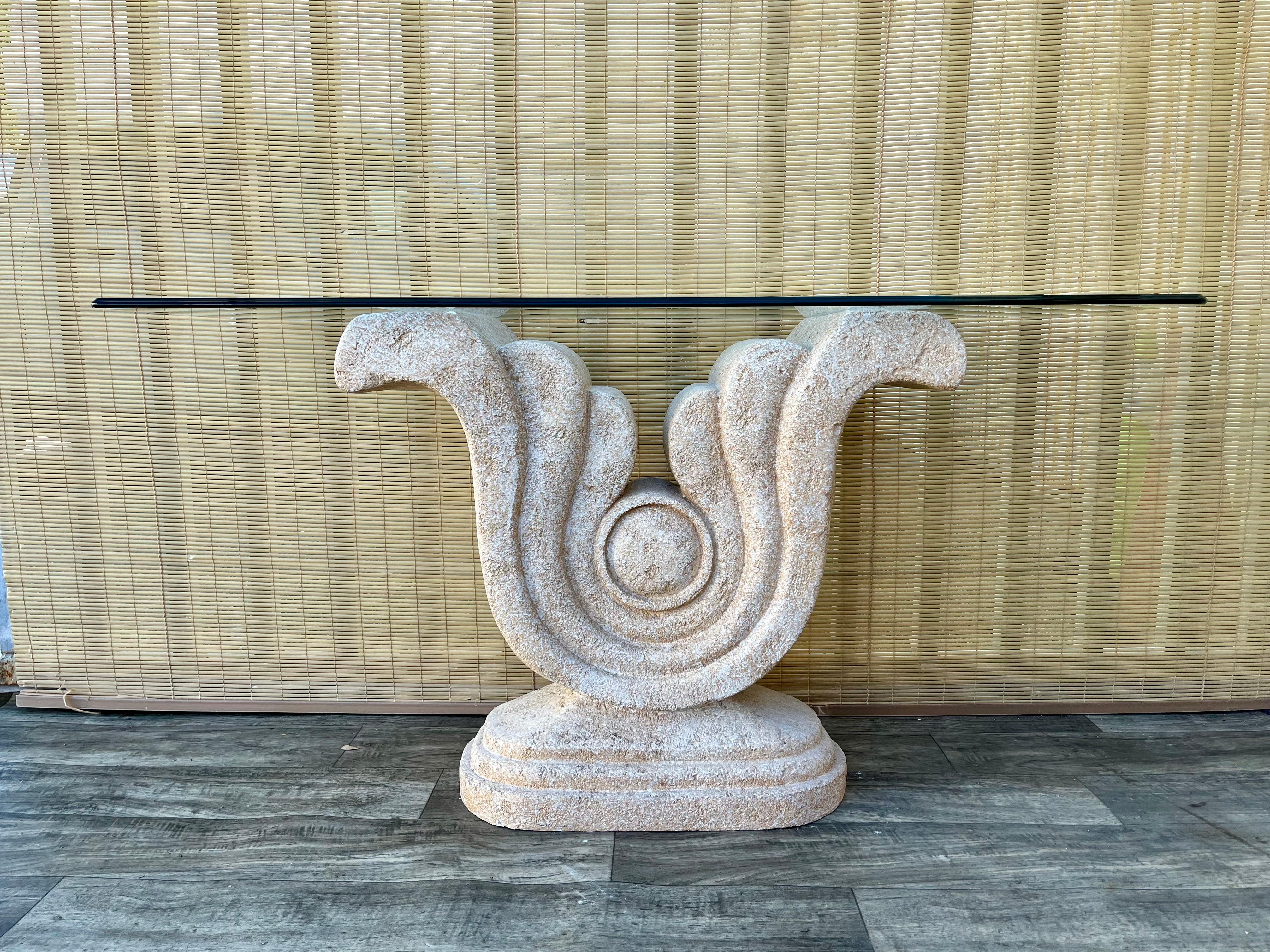 Vintage Late 20th Century Sculptural Faux Stein Konsole / Entry Tisch mit Glasplatte. Circa 1990er Jahre
Mit einem Gipssockel im Küstenstil, der wie ein Schlussstein aussieht, und einer abnehmbaren Glasplatte mit abgeschrägten Kanten. 
In gutem