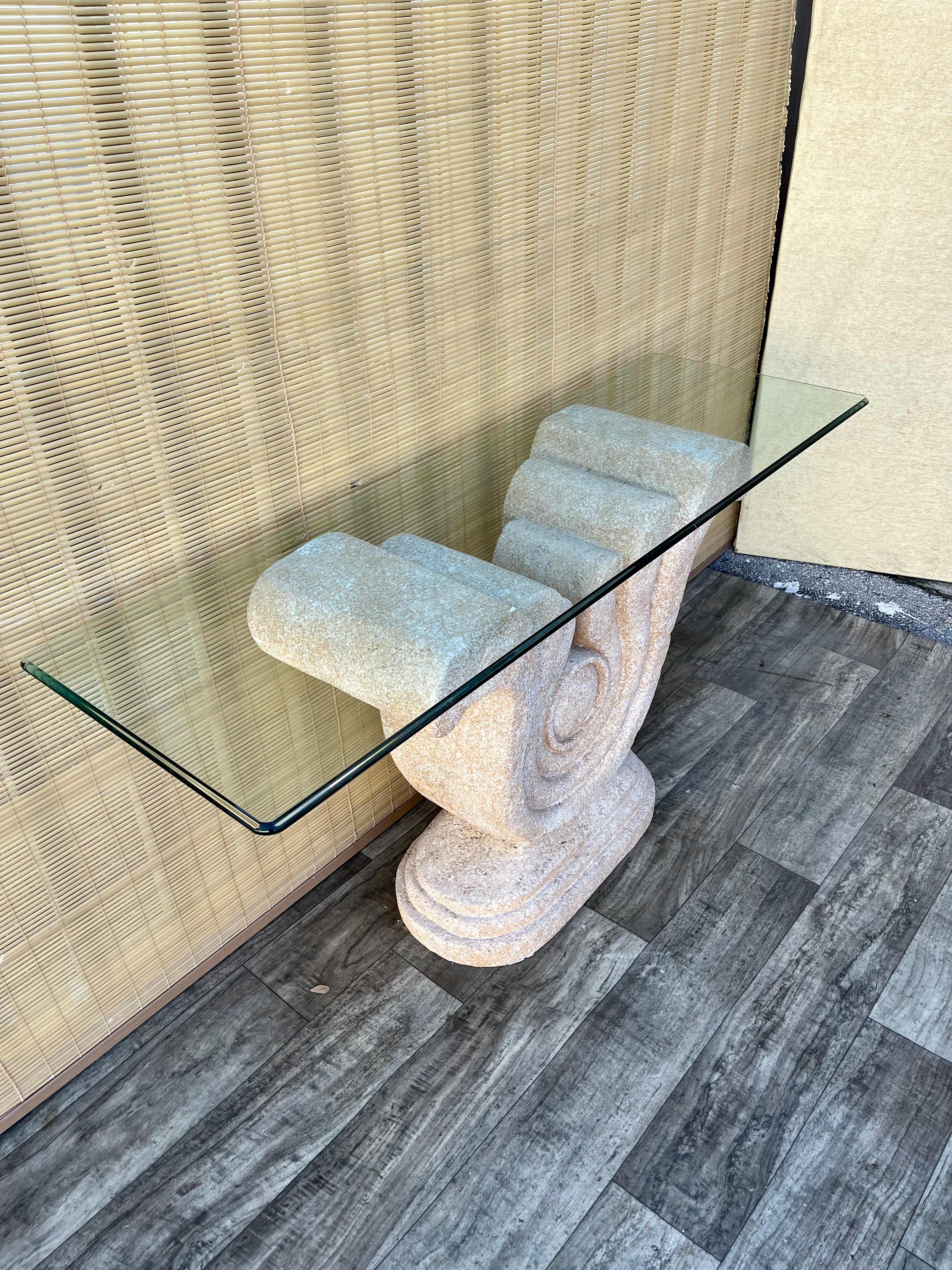 Vintage Late 20th Century Sculptural Faux Stone Konsolentisch W / Glas. C 1980er Jahre (Art déco) im Angebot