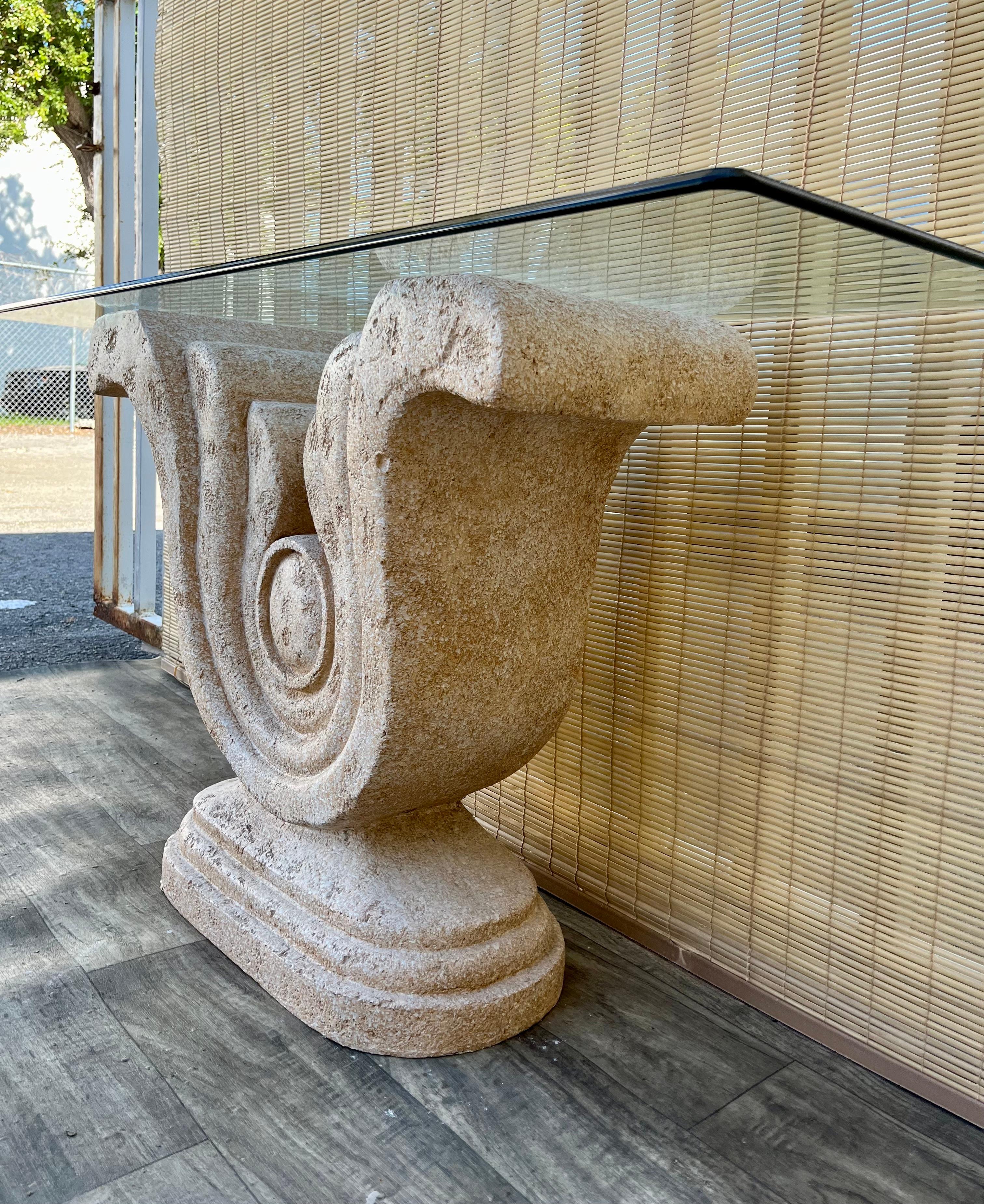 Vintage Late 20th Century Sculptural Faux Stone Konsolentisch W / Glas. C 1980er Jahre (Unbekannt) im Angebot