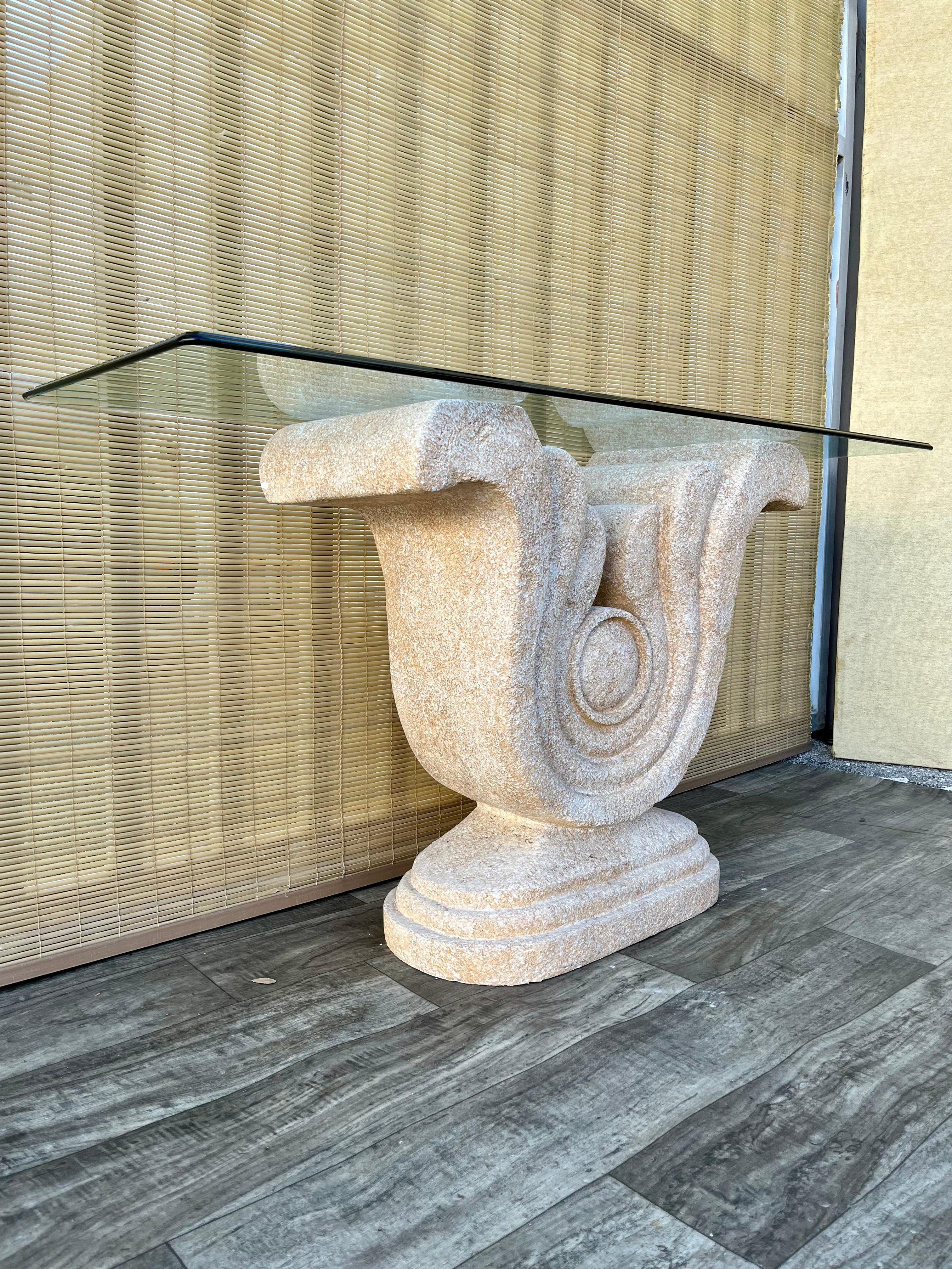 Vintage Late 20th Century Sculptural Faux Stone Konsolentisch W / Glas. C 1980er Jahre (Geformt) im Angebot