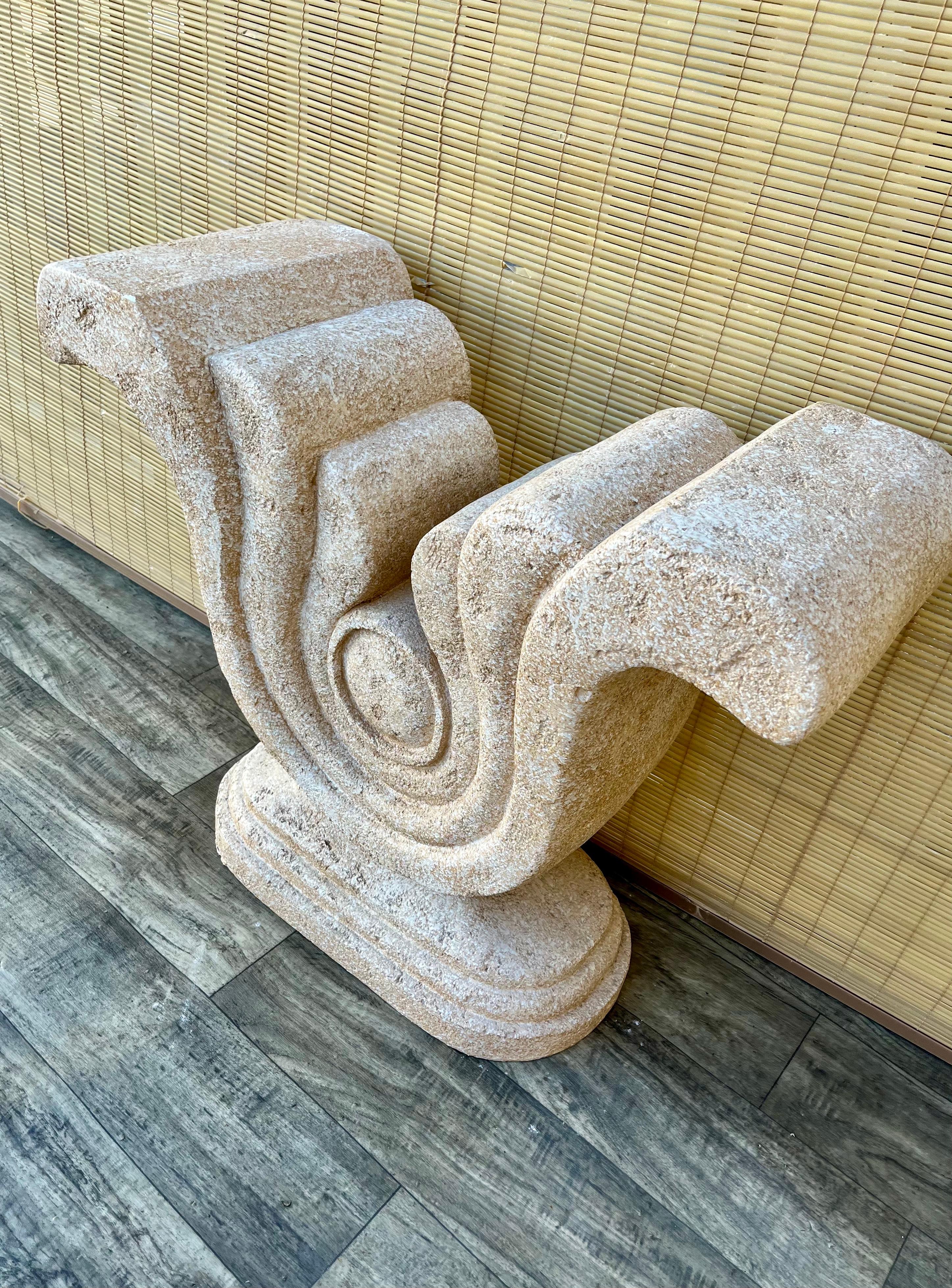 Vintage Late 20th Century Sculptural Faux Stone Konsolentisch W / Glas. C 1980er Jahre im Angebot 1