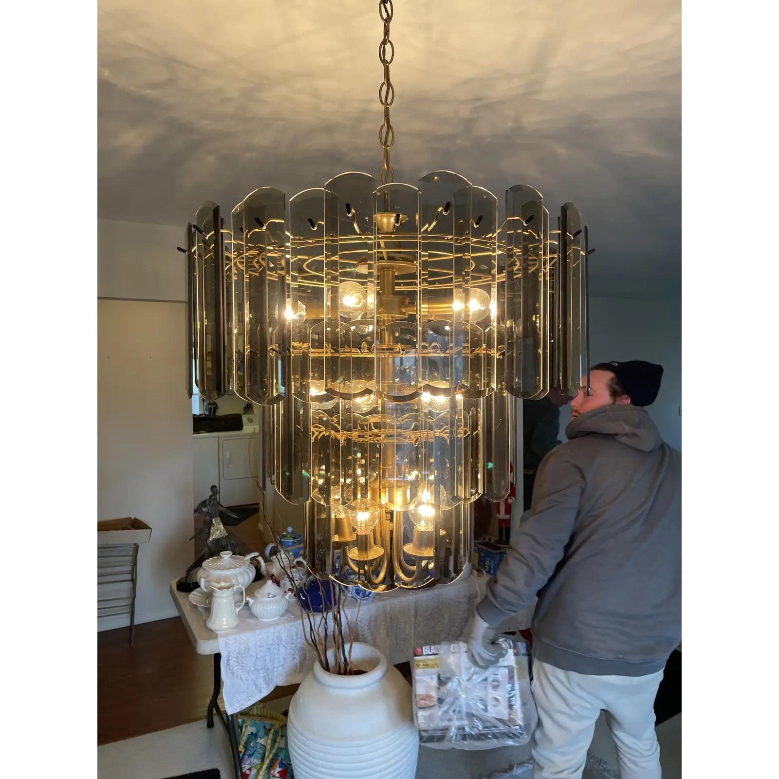 Sharp 70s - 80s 3 tier chandelier. Beveled smoked glass panes. Period styling. Lovely cascading light.
Curbside to NYC/Philly $350.