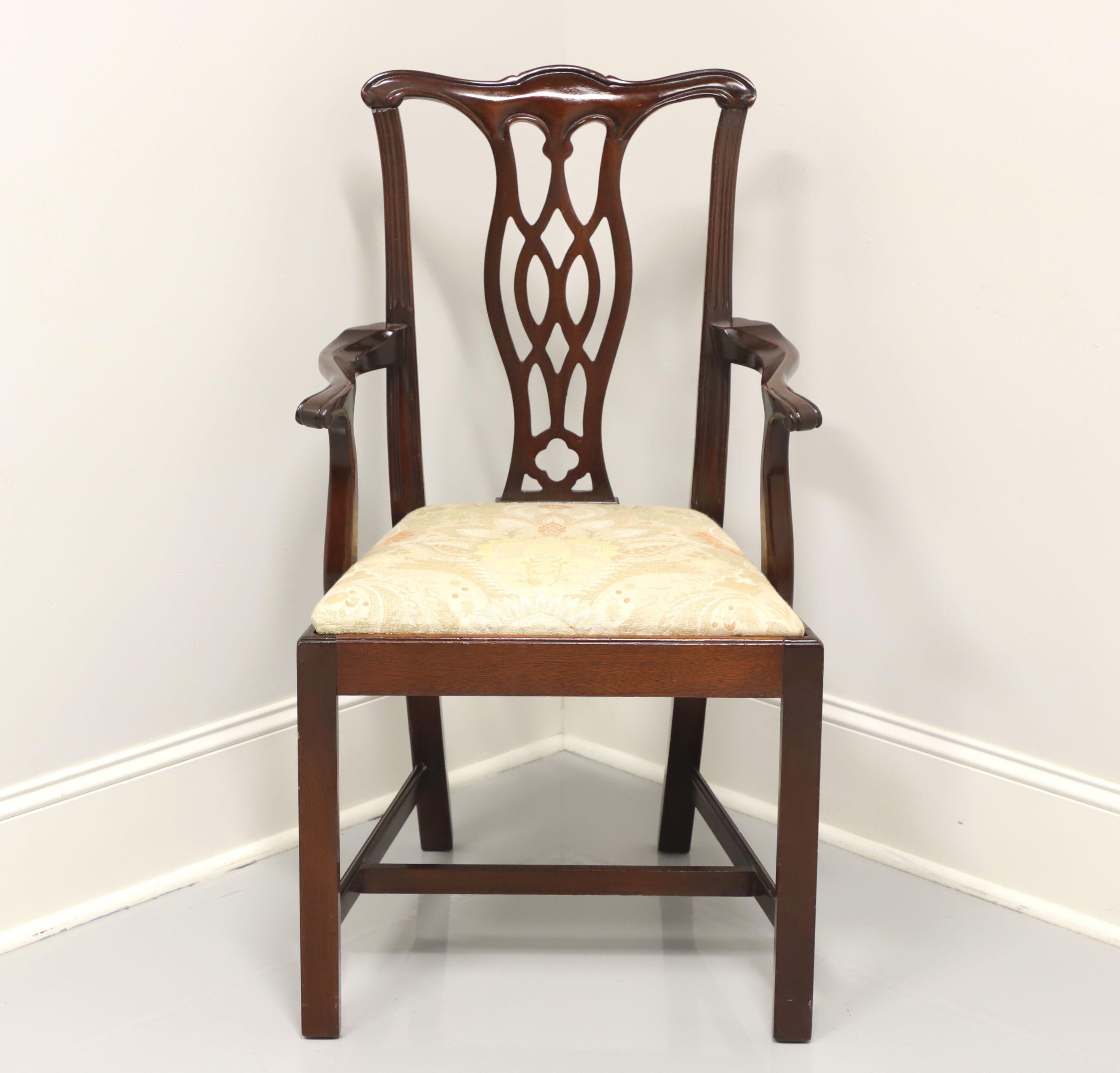 Ein Vintage-Sessel im Chippendale-Stil, ohne Markenzeichen. Massives Mahagoniholz mit geschnitzter Kammleiste, Rückenlehne, geschwungenen Armlehnen, geraden Beinen und Läuferbein. Neutraler, gepolsterter Sitz mit Blumenmuster. Hergestellt in den