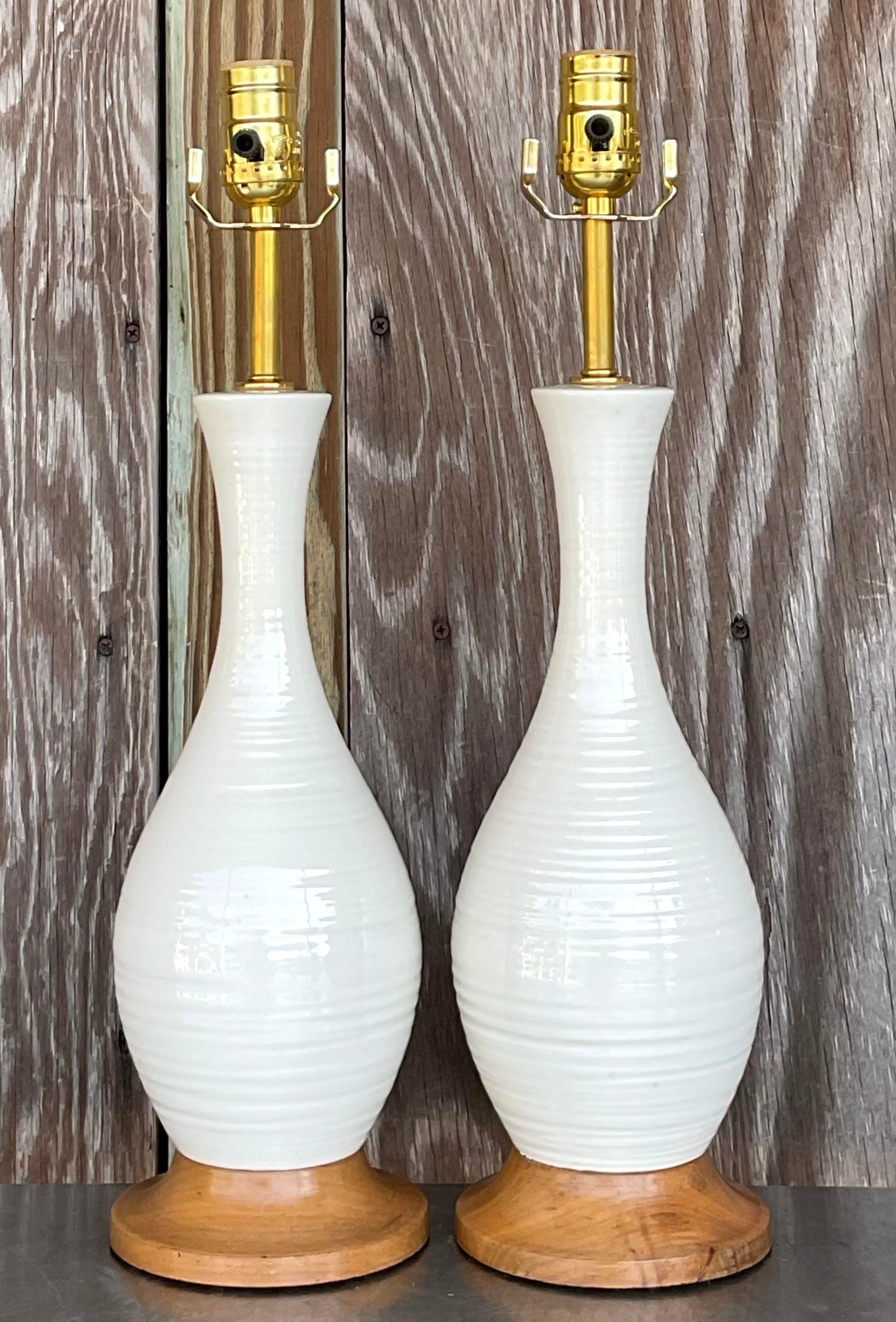 Ein Paar MCM-Keramiklampen mit gedrehtem Rad, die das moderne Design der Jahrhundertmitte mit handwerklicher Eleganz präsentieren. Ideal, um jedem Raum einen stilvollen Retro-Touch zu verleihen. Erworben aus einem Nachlass in Palm Beach.
