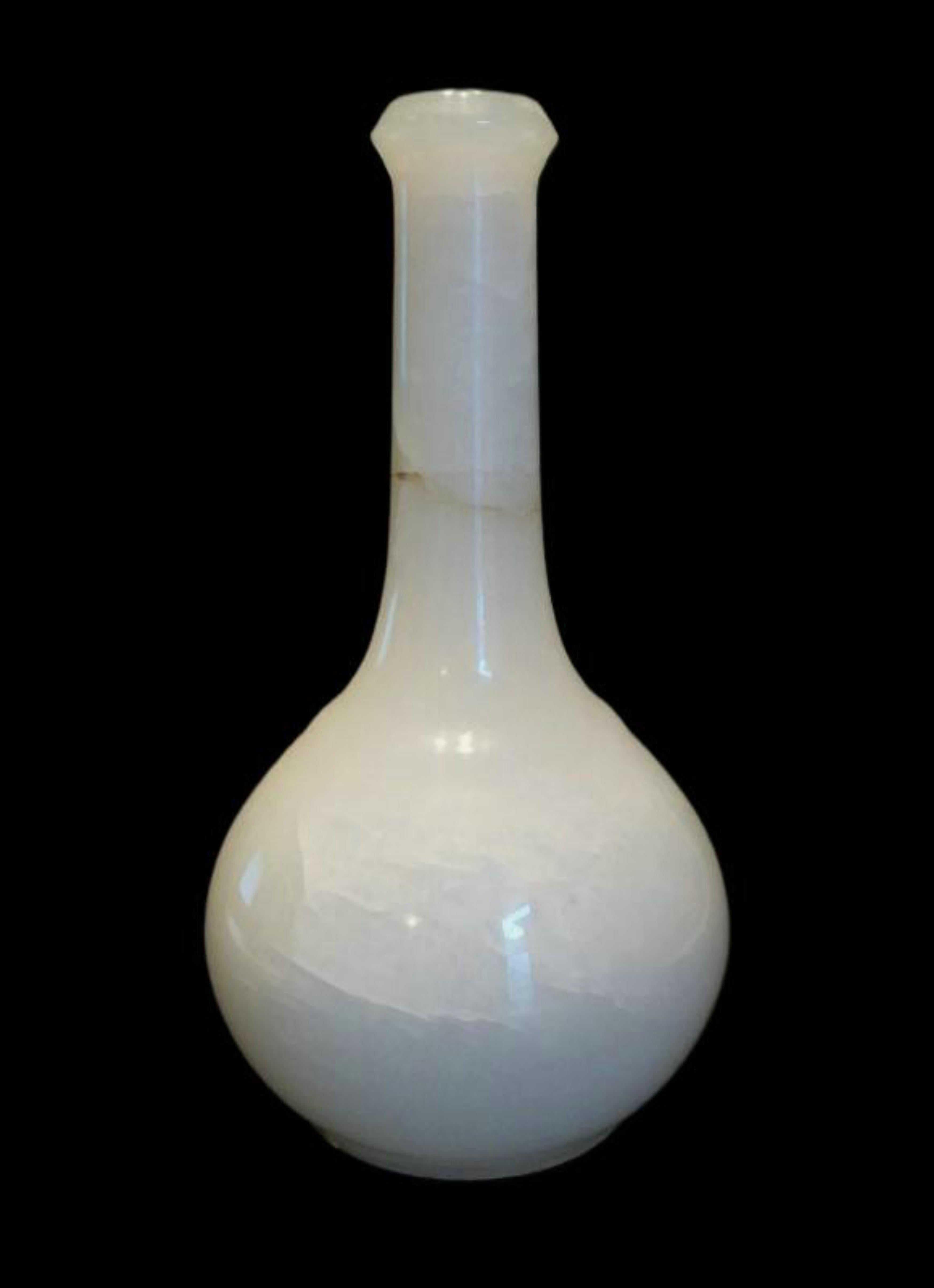 Decanter/bottiglia d'epoca in alabastro tornito - non firmato - Italia (probabilmente) - XX secolo.

Discrete condizioni d'epoca - vecchie riparazioni professionali sul collo e sul bordo della base - lievi morsi di pulce sul bordo della base - segni