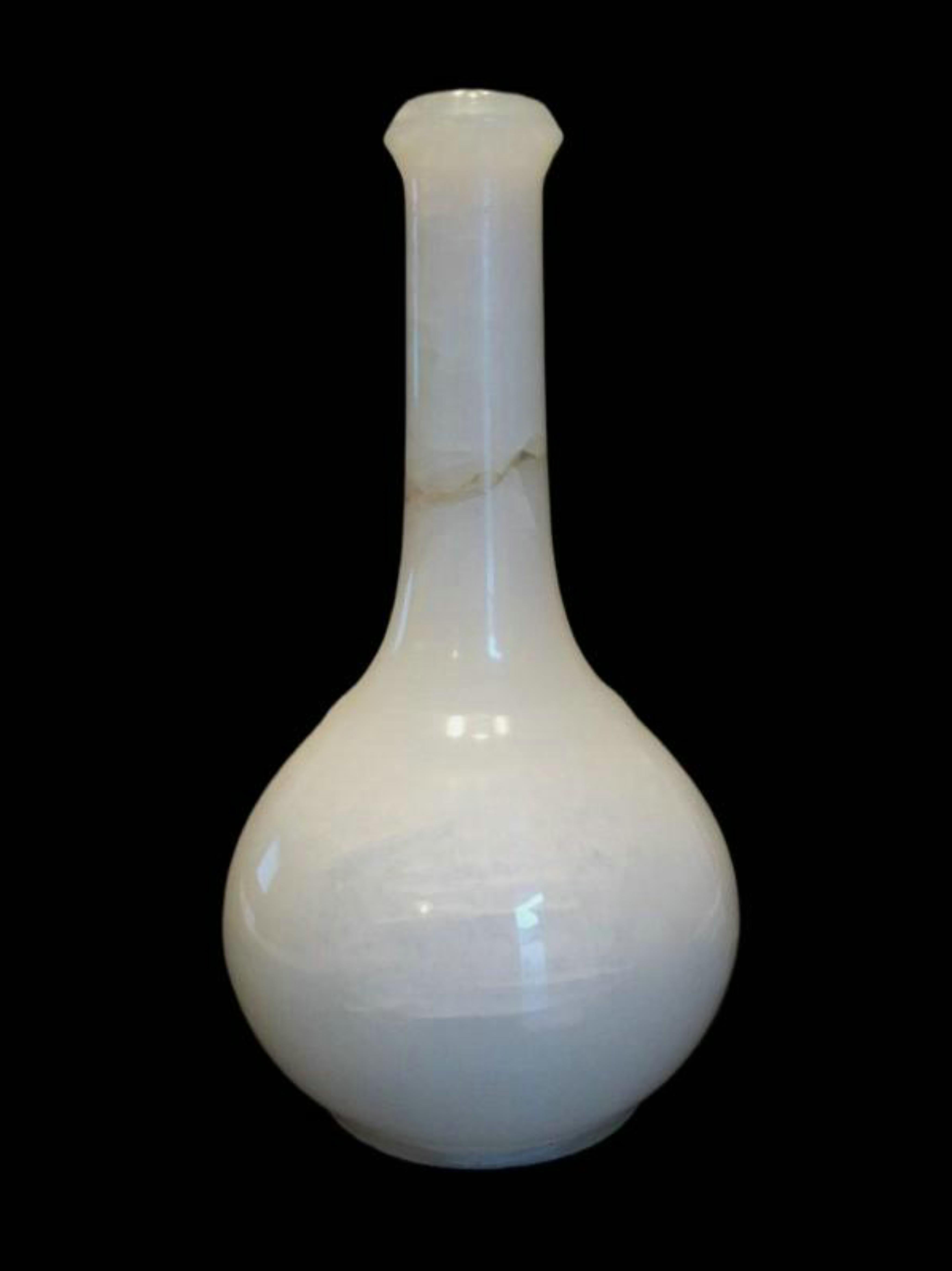 Italiano Decanter/bottiglia d'epoca in alabastro tornito - Italia - XX secolo in vendita