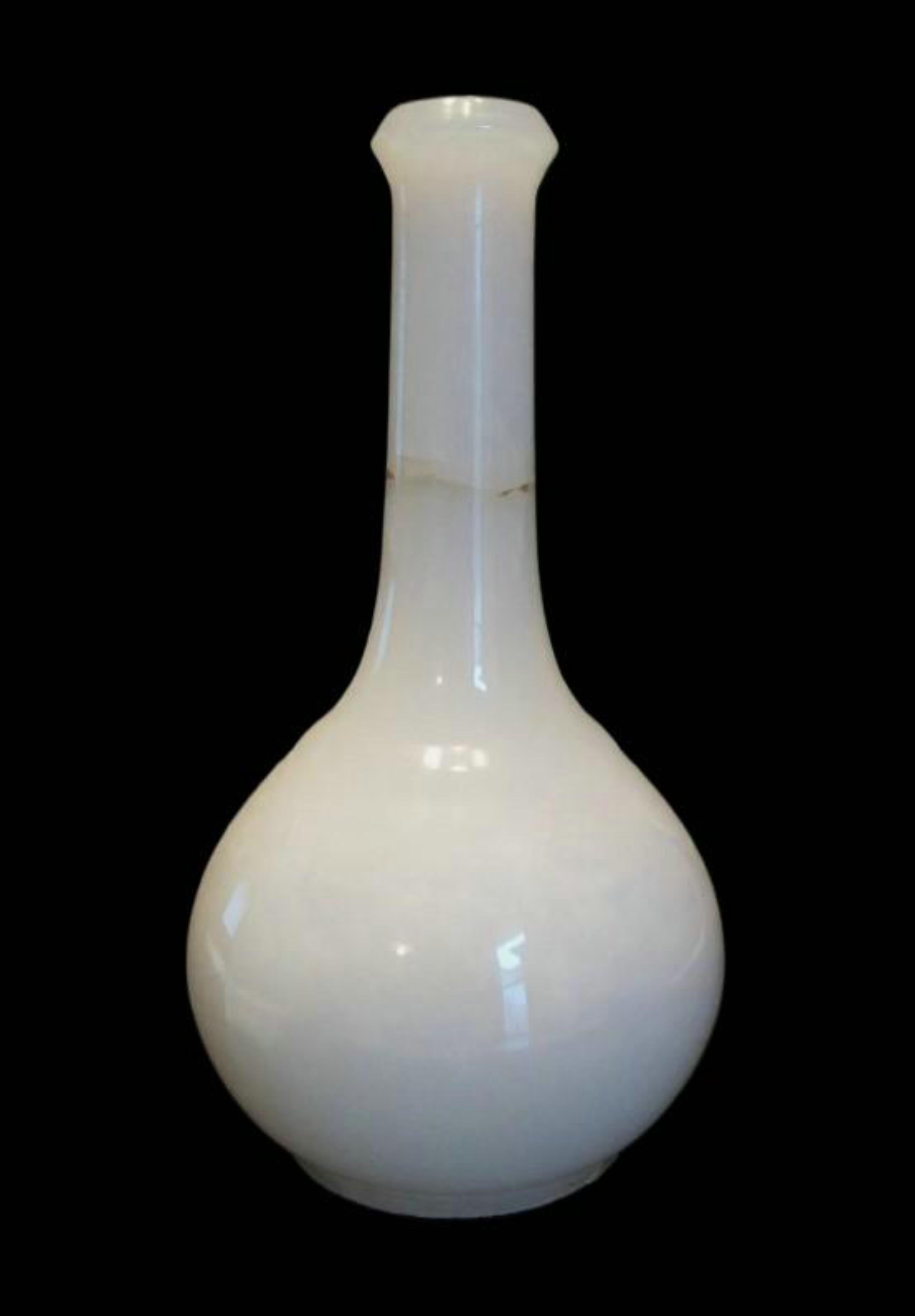 Fatto a mano Decanter/bottiglia d'epoca in alabastro tornito - Italia - XX secolo in vendita