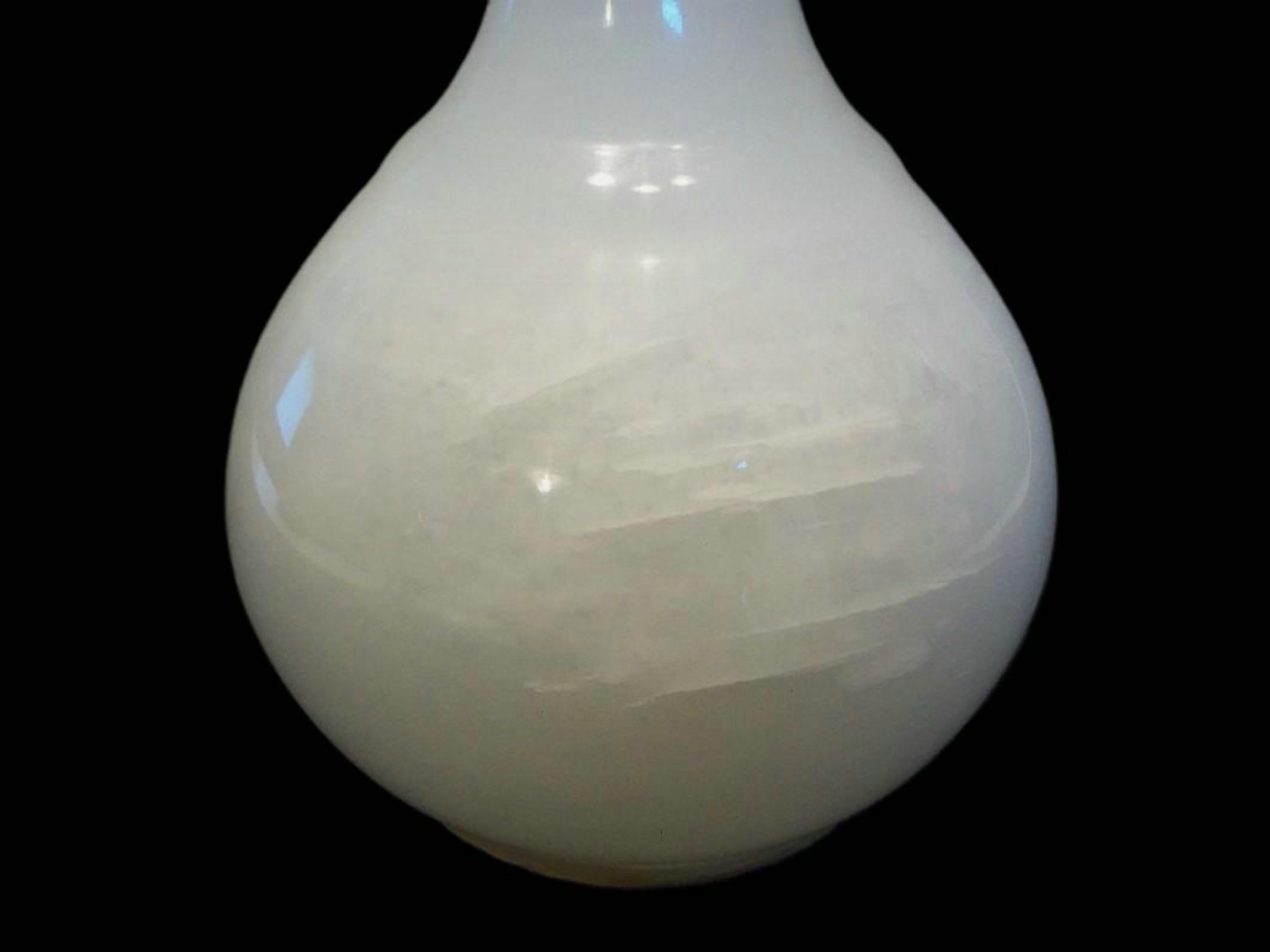 Decanter/bottiglia d'epoca in alabastro tornito - Italia - XX secolo In condizioni buone in vendita a Chatham, ON