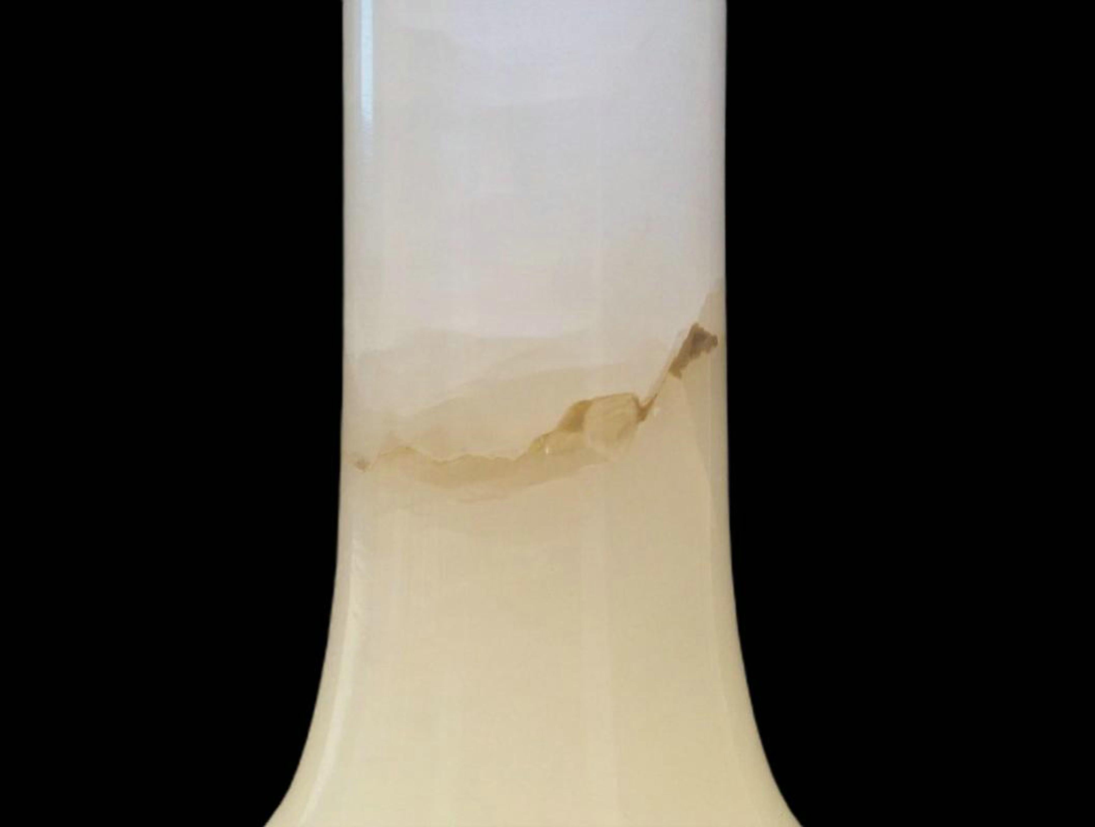 Alabastro Decanter/bottiglia d'epoca in alabastro tornito - Italia - XX secolo in vendita