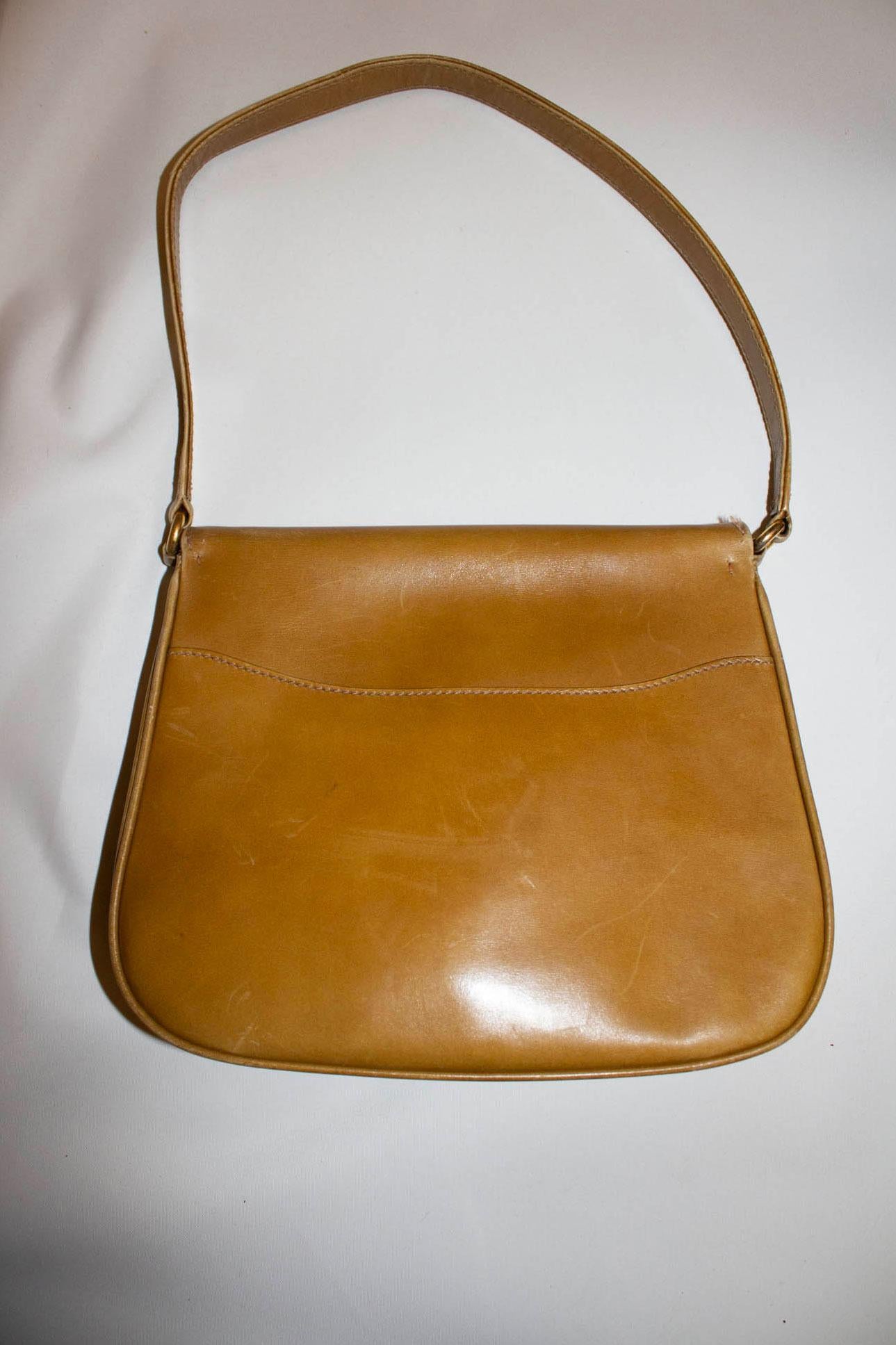 A chic and easy to wear vintage Launer ( by appointment to the late Queen) leather handbag. 
In a soft gold / light brown leather , the bag has a flap front with decorative clasp and internal zip compartment.  The bag has a shoulder strap .Stocked