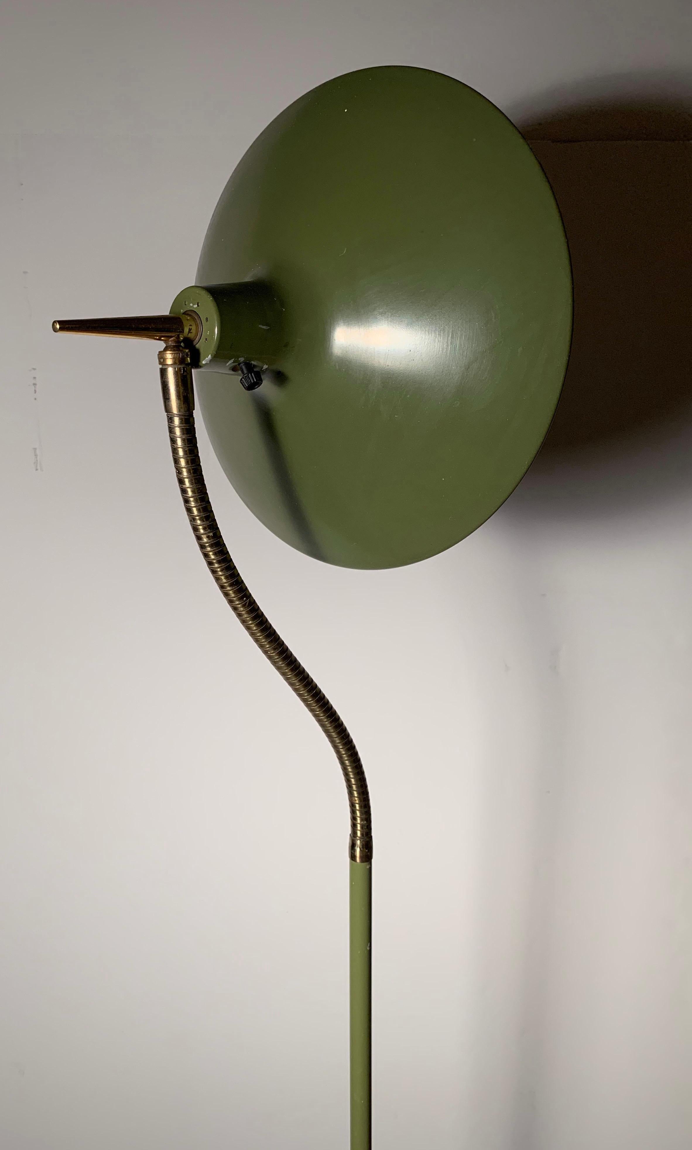 Vintage Stehlampe mit Lorbeerhalsausschnitt, Modell B- 683 in Olive, Vintage im Zustand „Gut“ im Angebot in Chicago, IL