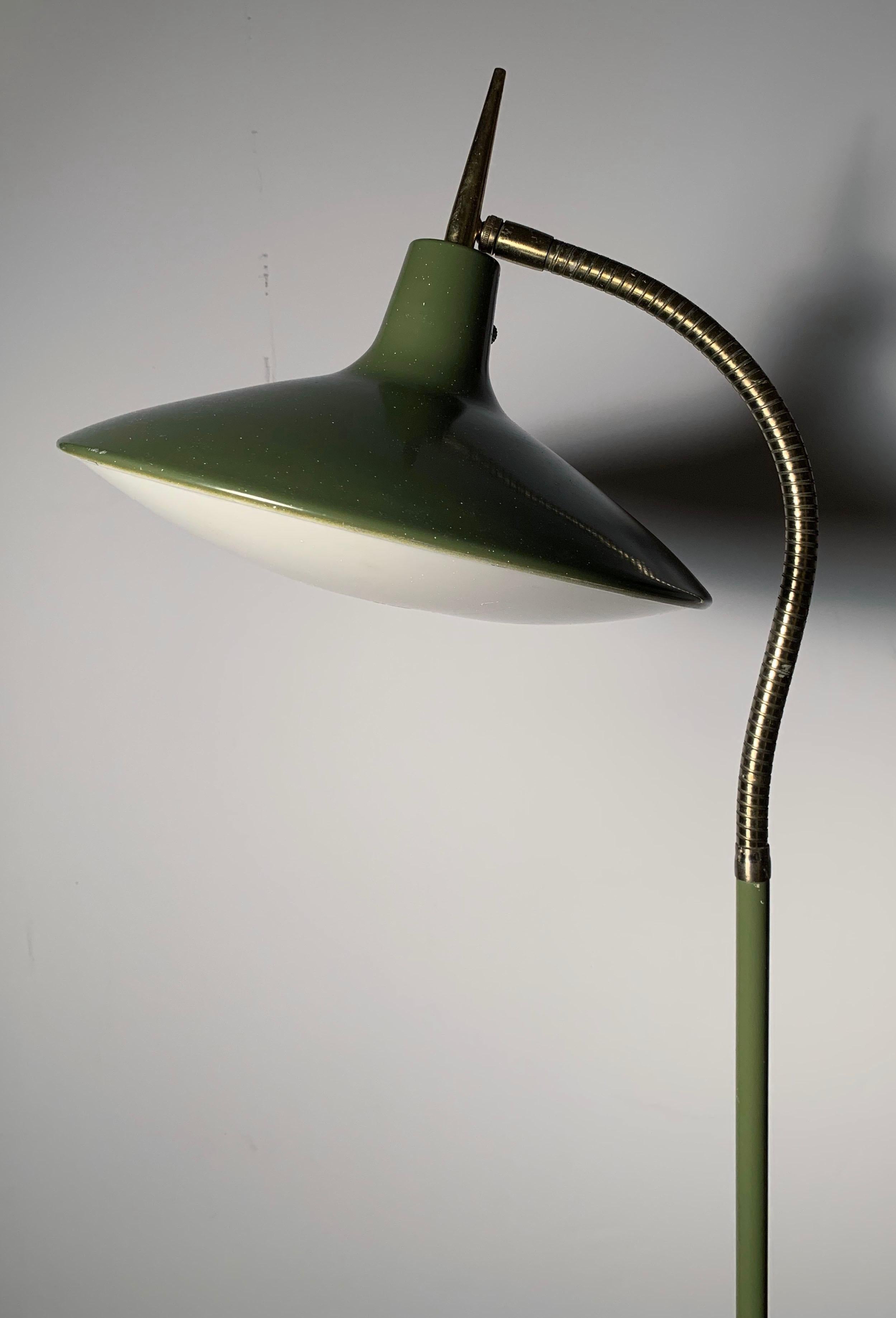 Vintage Laurel Gooseneck Floor Lamp Model B- 683 in Olive In Good Condition For Sale In Chicago, IL