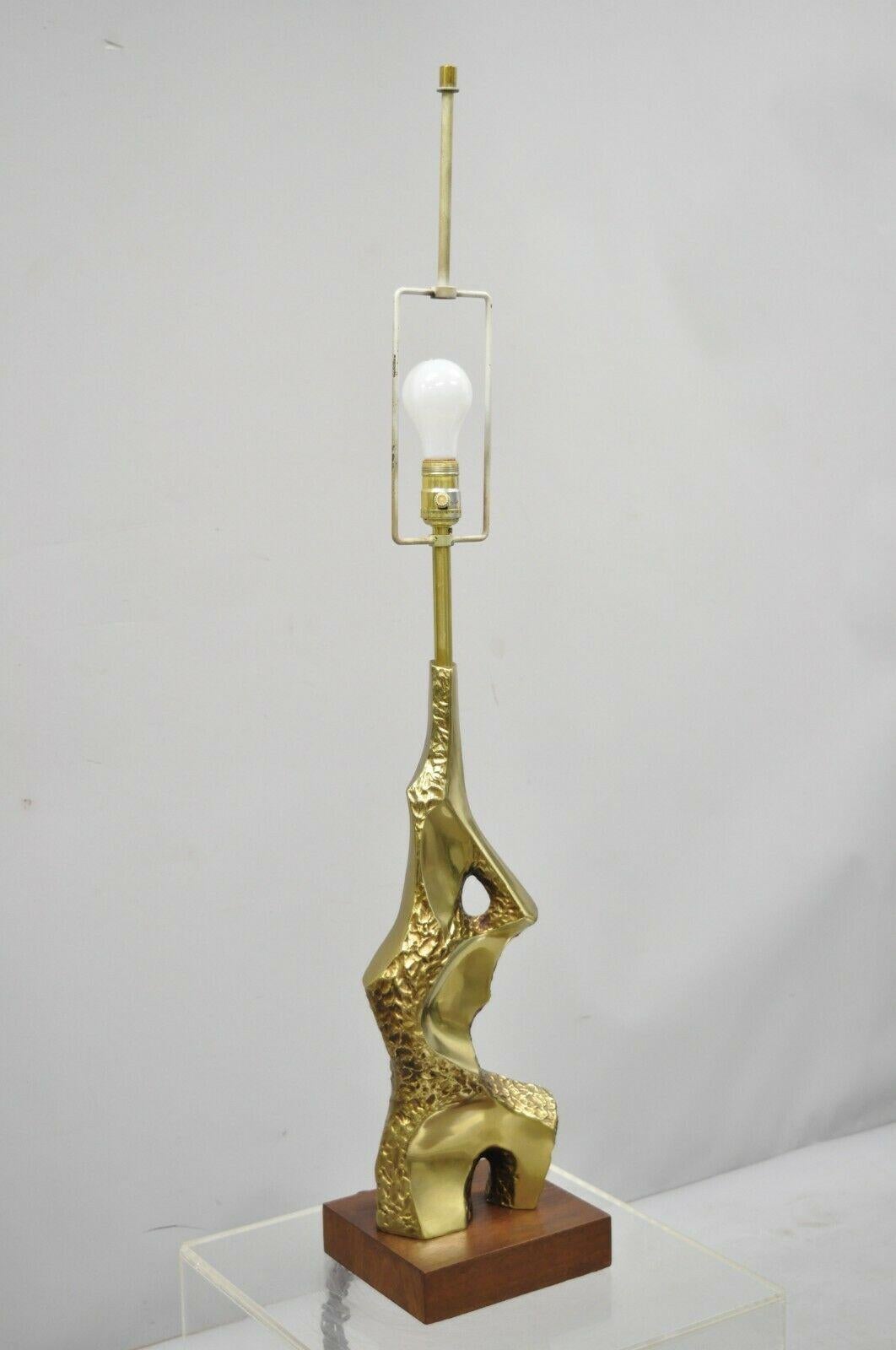 Vintage Laurel Maurizio Tempestini Brutalist brass midcentury table lamp. Item features original label, very nice vintage, sleek sculptural form, circa mid-20th century. Measurements: 41.5