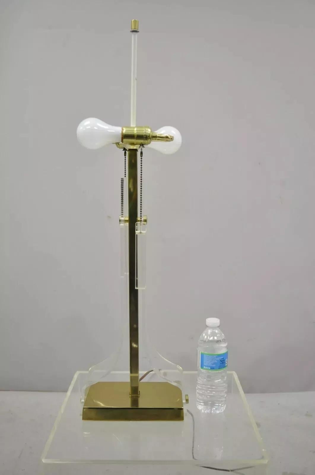 Lampe de bureau sculpturale Laurel mi-siècle moderne en lucite et laiton en vente 4