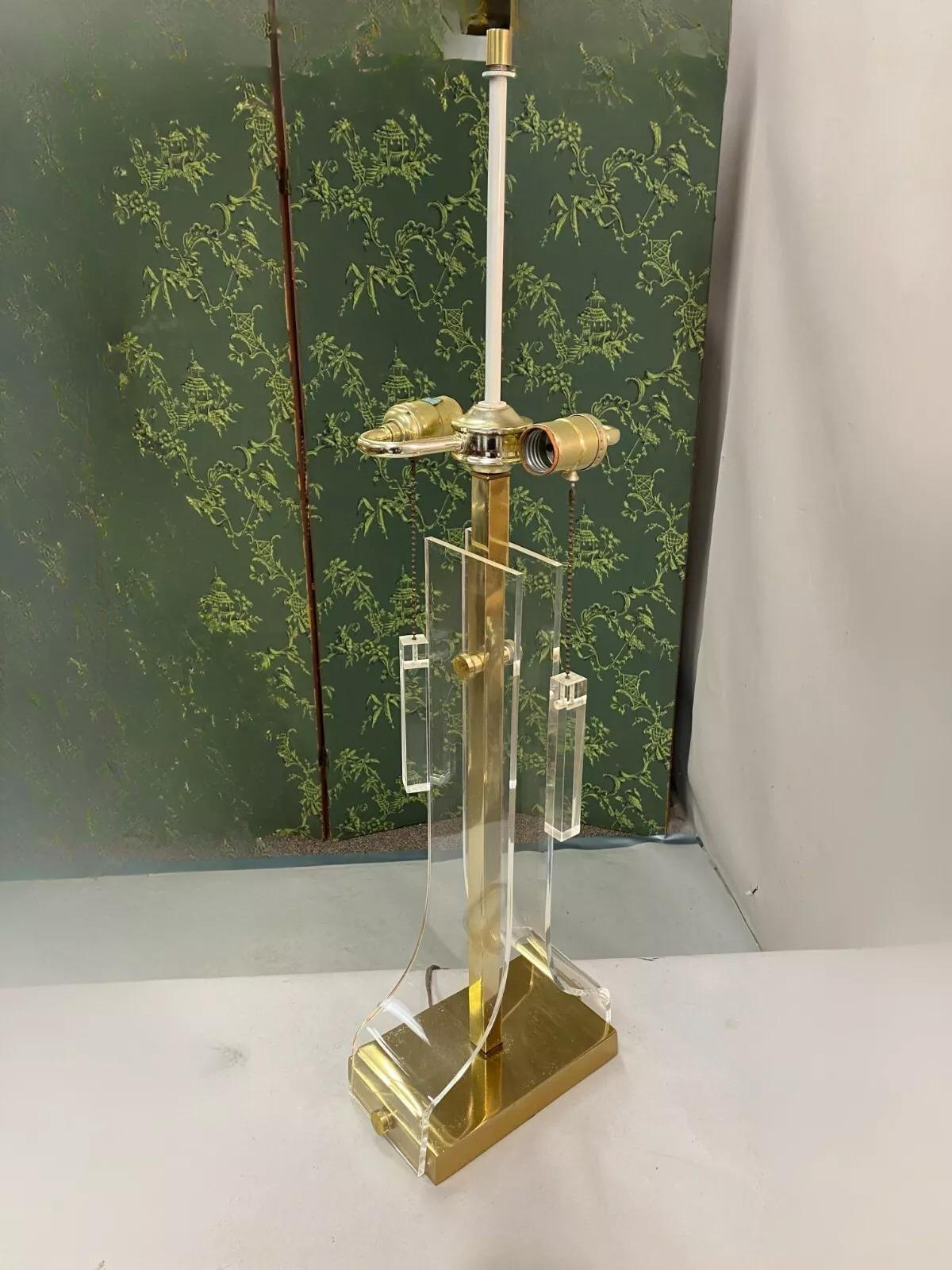 Lampe de bureau sculpturale Laurel mi-siècle moderne en lucite et laiton en vente 5