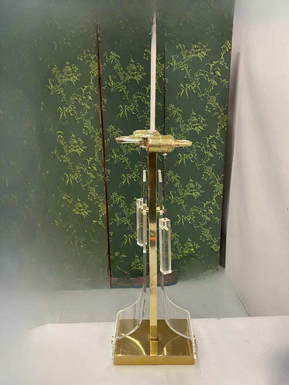 Vintage Laurel Lamp Co, Mid Century Modern Sculptural Lucite & Brass Table Lamp. L'objet présente une base en laiton, une colonne en laiton, des tirettes de lampe en lucite, une étiquette d'origine, une forme sculpturale élégante. Circa Mid 20th