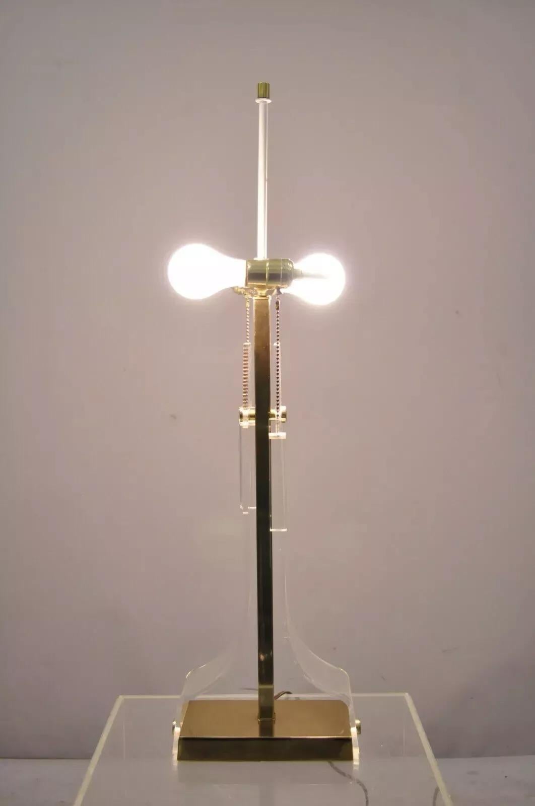 Mid-Century Modern Lampe de bureau sculpturale Laurel mi-siècle moderne en lucite et laiton en vente
