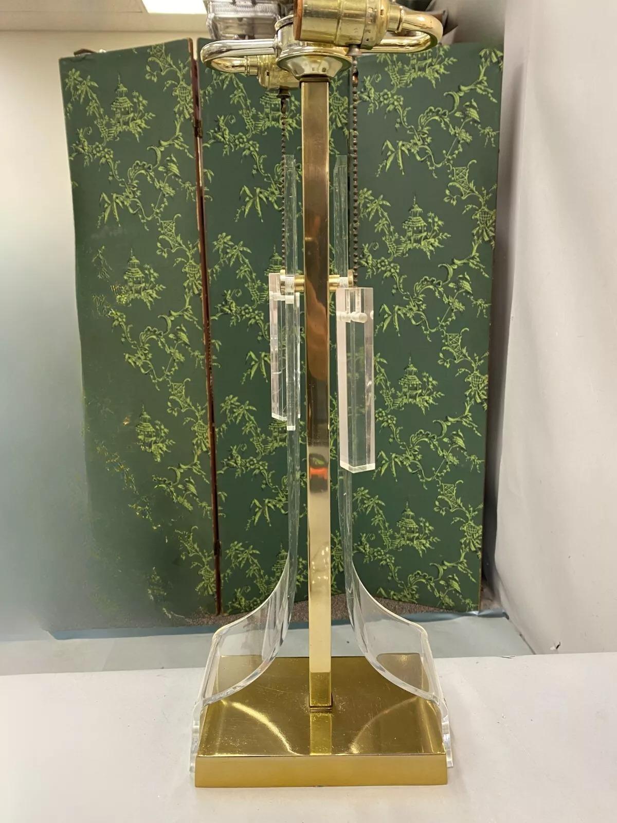 Inconnu Lampe de bureau sculpturale Laurel mi-siècle moderne en lucite et laiton en vente