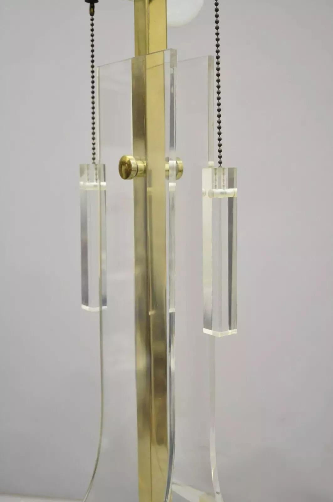 Lampe de bureau sculpturale Laurel mi-siècle moderne en lucite et laiton Bon état - En vente à Philadelphia, PA