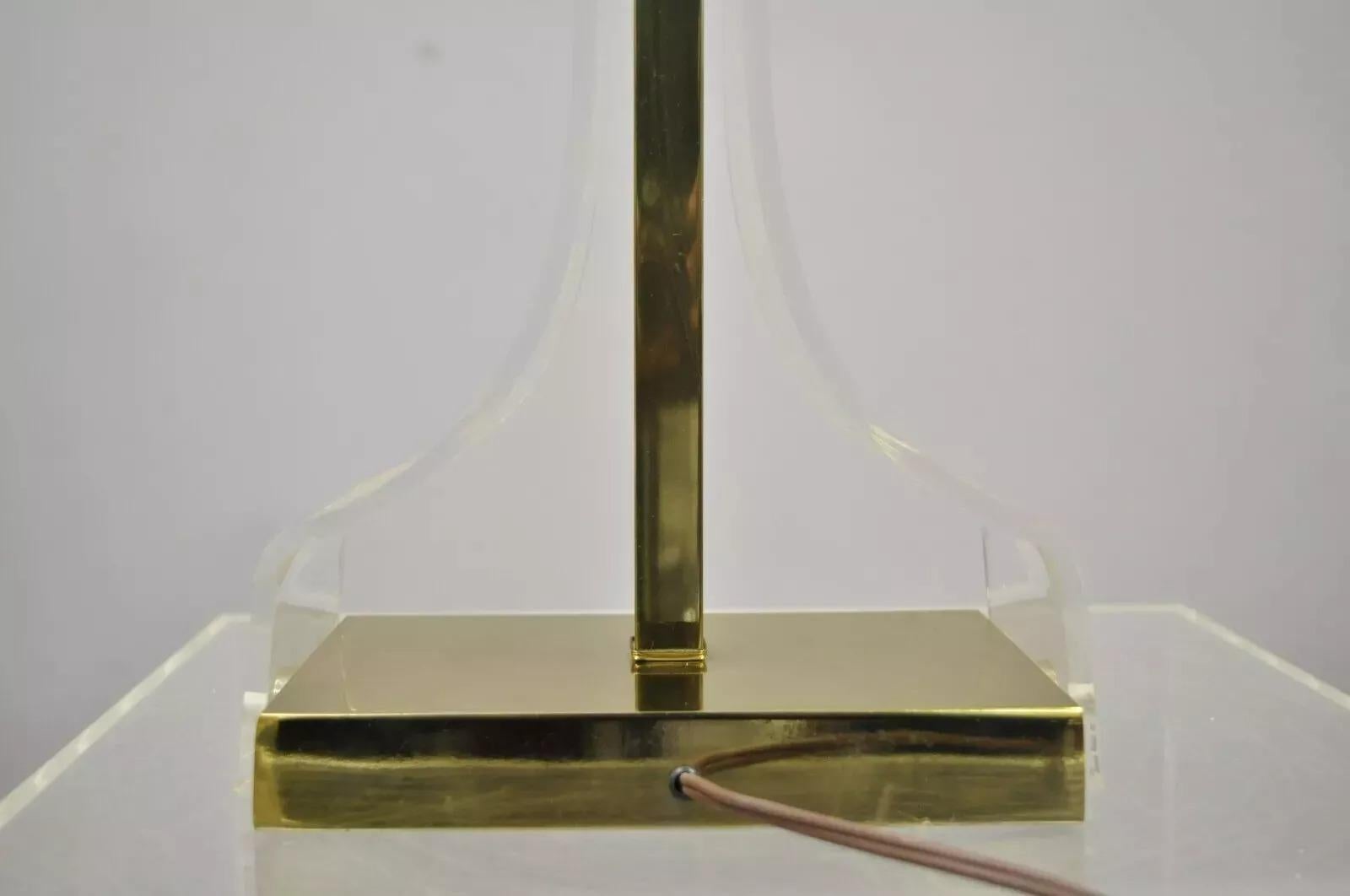20ième siècle Lampe de bureau sculpturale Laurel mi-siècle moderne en lucite et laiton en vente
