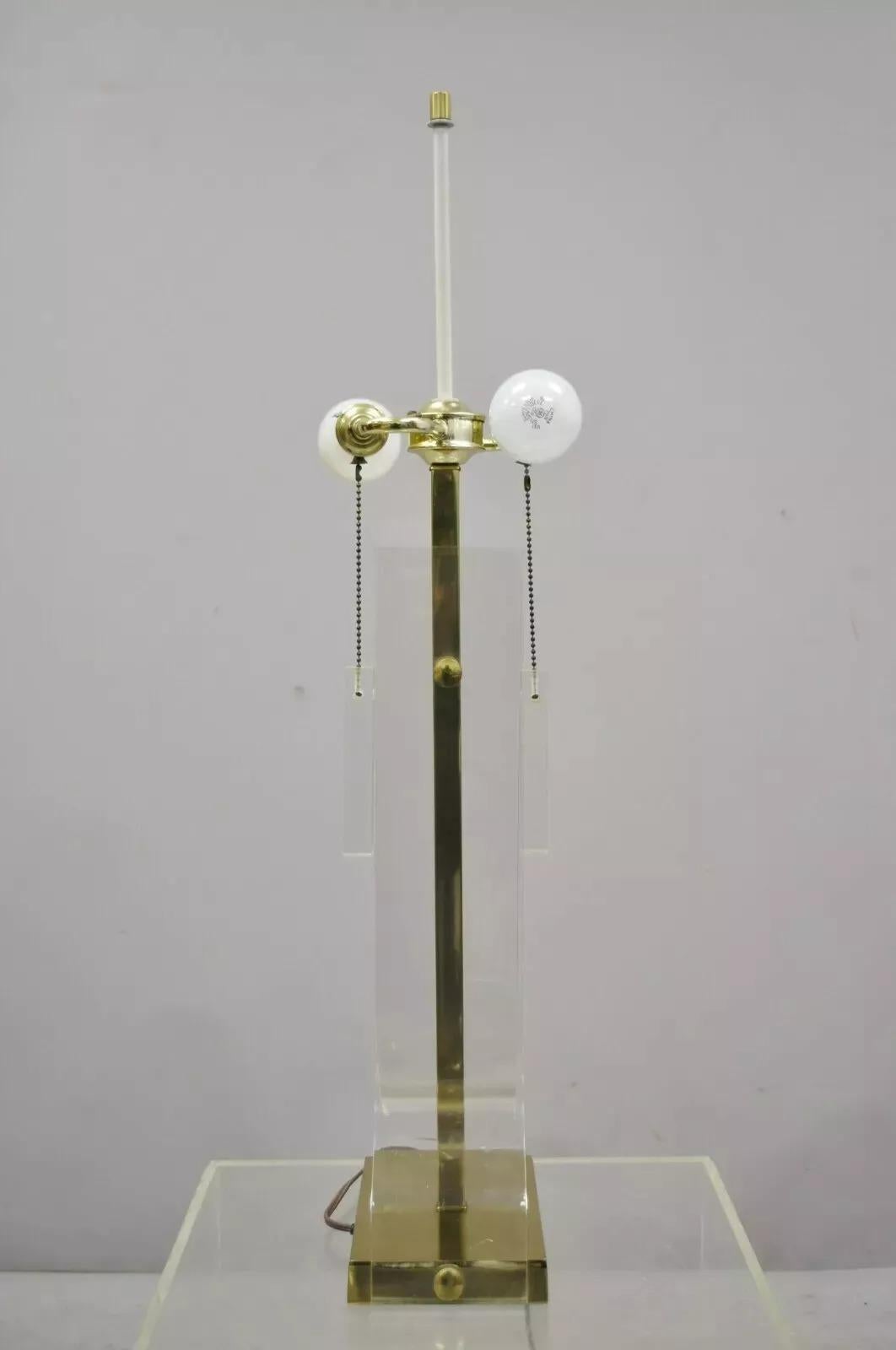 Laiton Lampe de bureau sculpturale Laurel mi-siècle moderne en lucite et laiton en vente