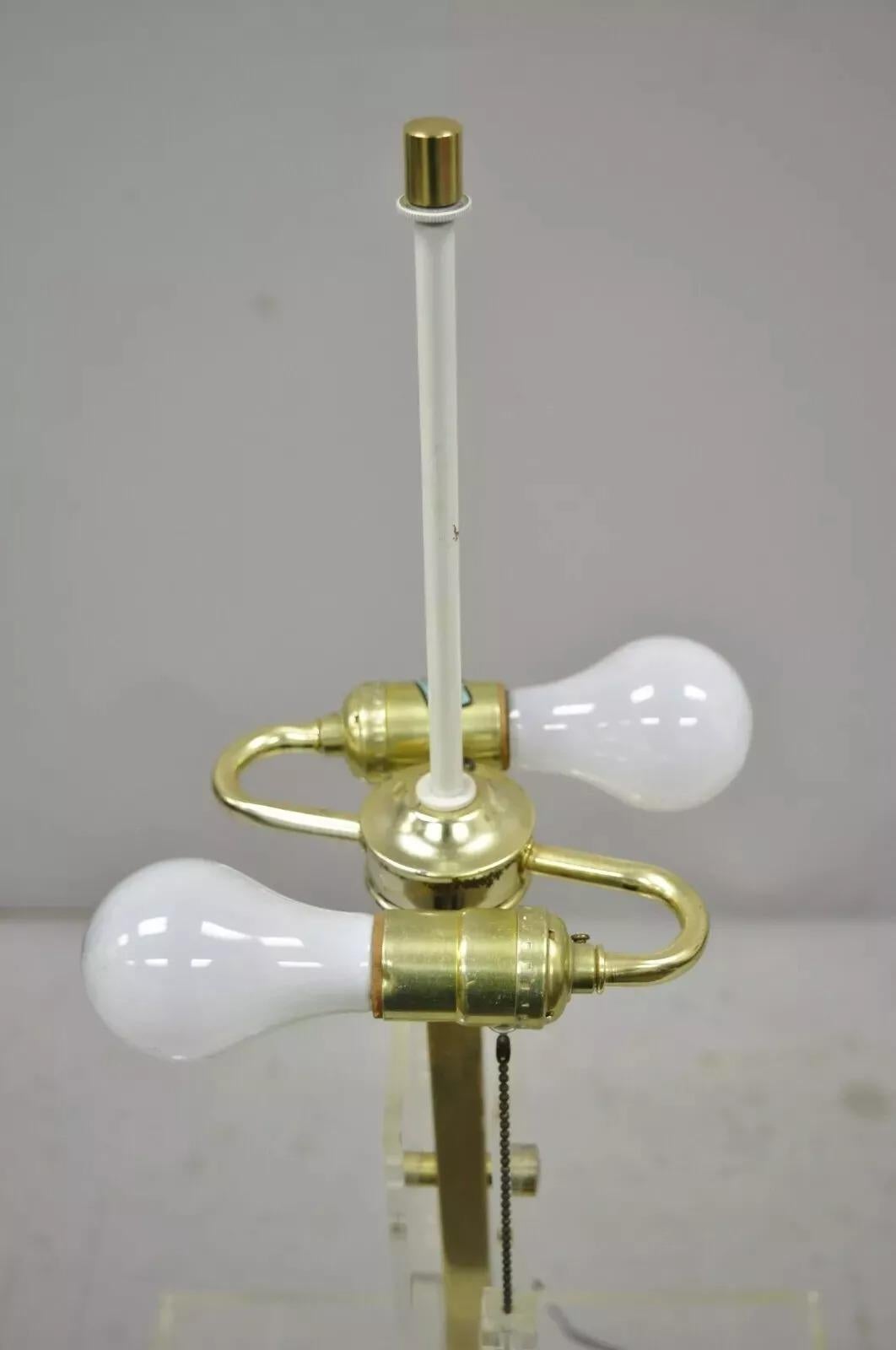 Lampe de bureau sculpturale Laurel mi-siècle moderne en lucite et laiton en vente 1