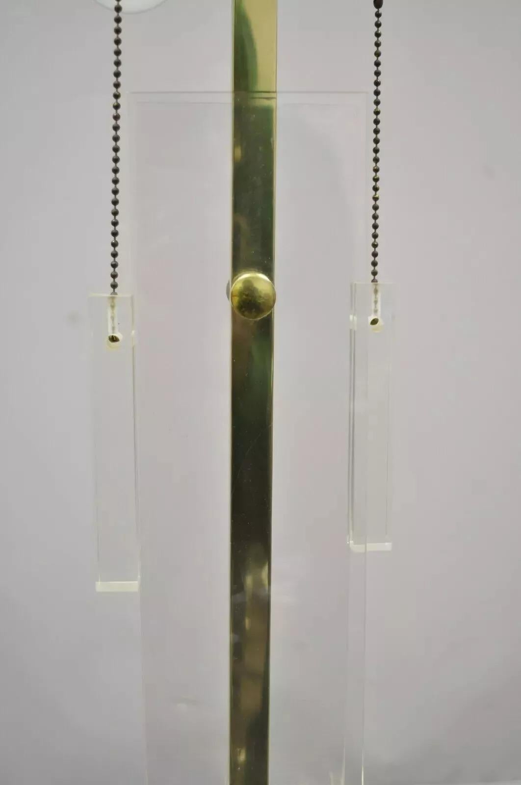 Lampe de bureau sculpturale Laurel mi-siècle moderne en lucite et laiton en vente 2
