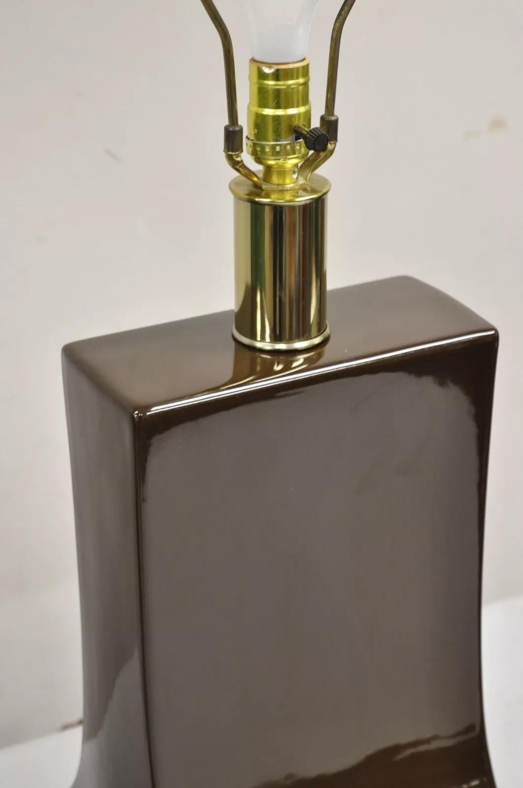 Lámpara de Sobremesa Vintage Laurel Modernista de Mediano Siglo Cerámica Marrón Chocolate y Latón en venta 4