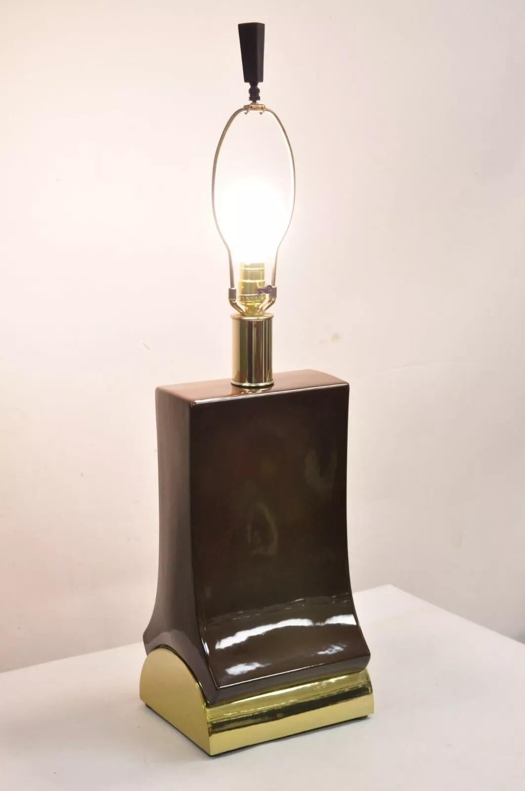 Lámpara de sobremesa escultórica vintage de cerámica y latón, moderna/modernista de mediados de siglo, marrón chocolate, de Laurel Lamp Mfg. Co en el estilo Pierre Cardin. Mediados del siglo XX. Medidas: 34
