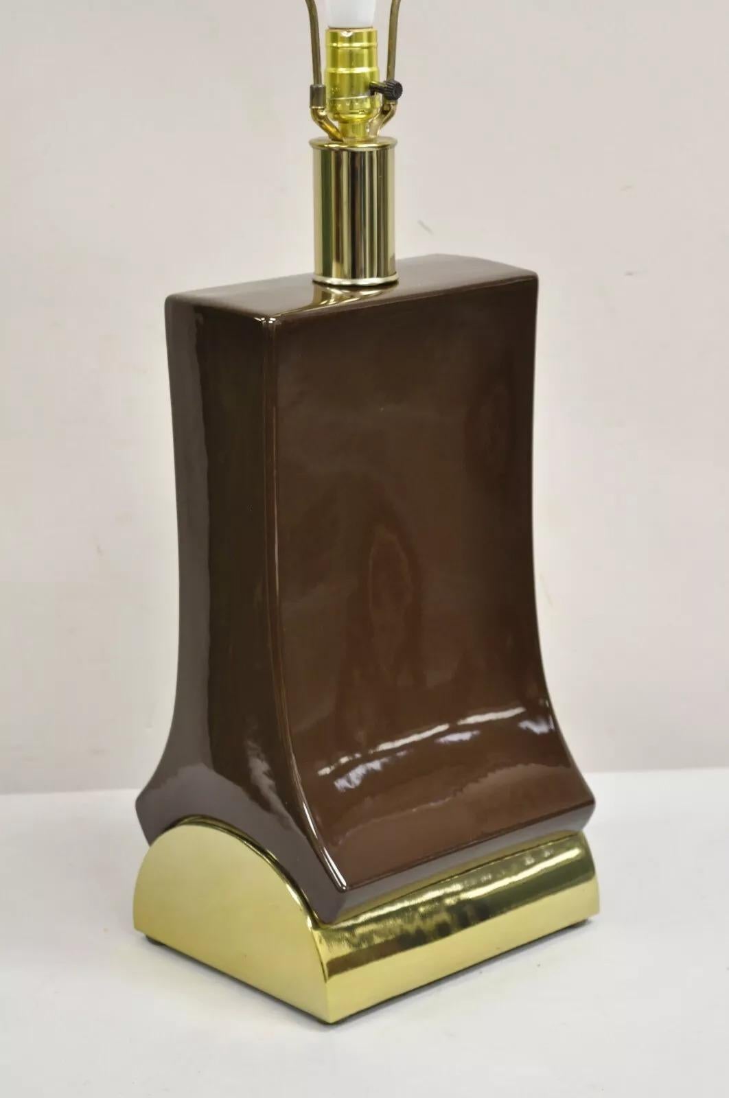 Lámpara de Sobremesa Vintage Laurel Modernista de Mediano Siglo Cerámica Marrón Chocolate y Latón Moderno de mediados de siglo en venta