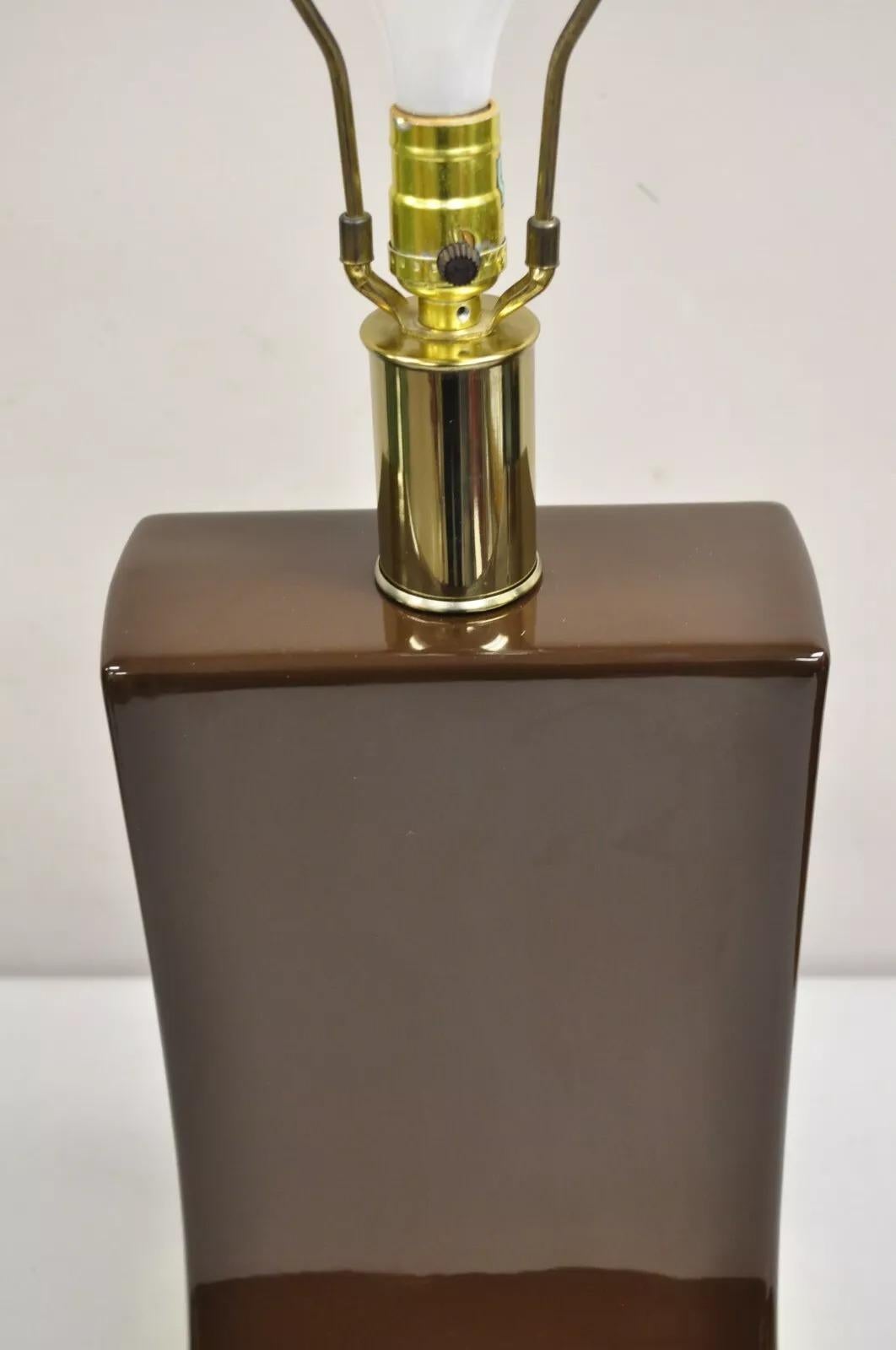 Lámpara de Sobremesa Vintage Laurel Modernista de Mediano Siglo Cerámica Marrón Chocolate y Latón Metal en venta