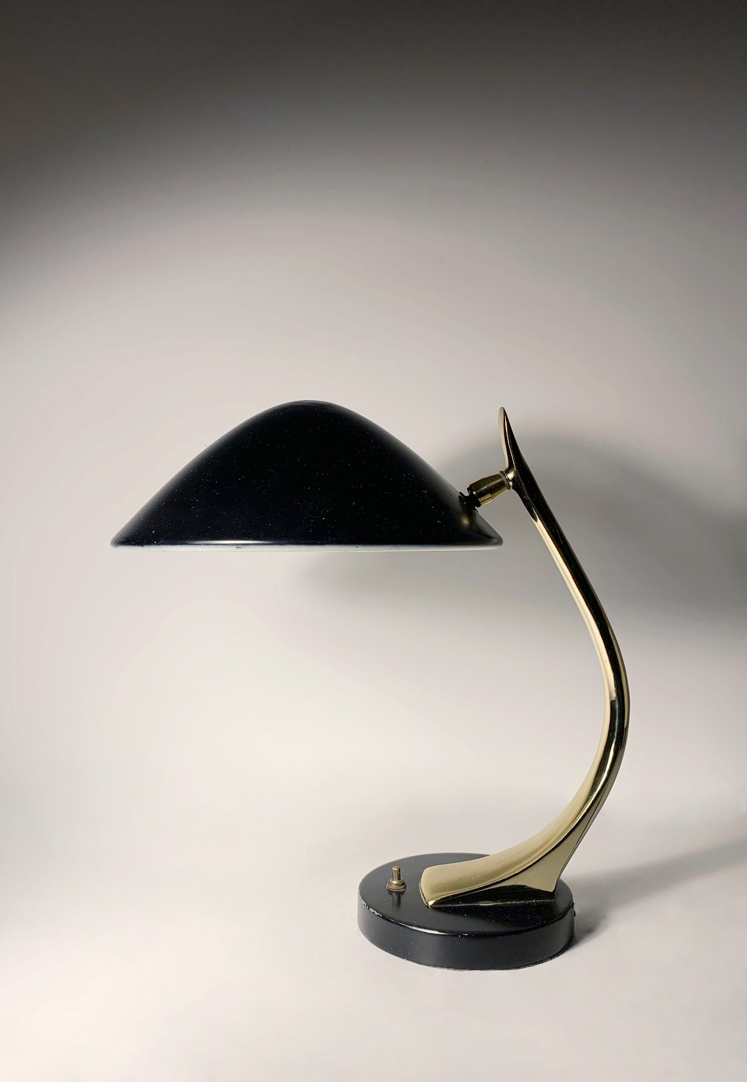 La petite lampe de bureau sensuelle dont je suis presque certain qu'elle est l'œuvre de Harold Barr et Richard Weiss pour la Laurel Lamp. À la manière de Maurizio Tempestini.