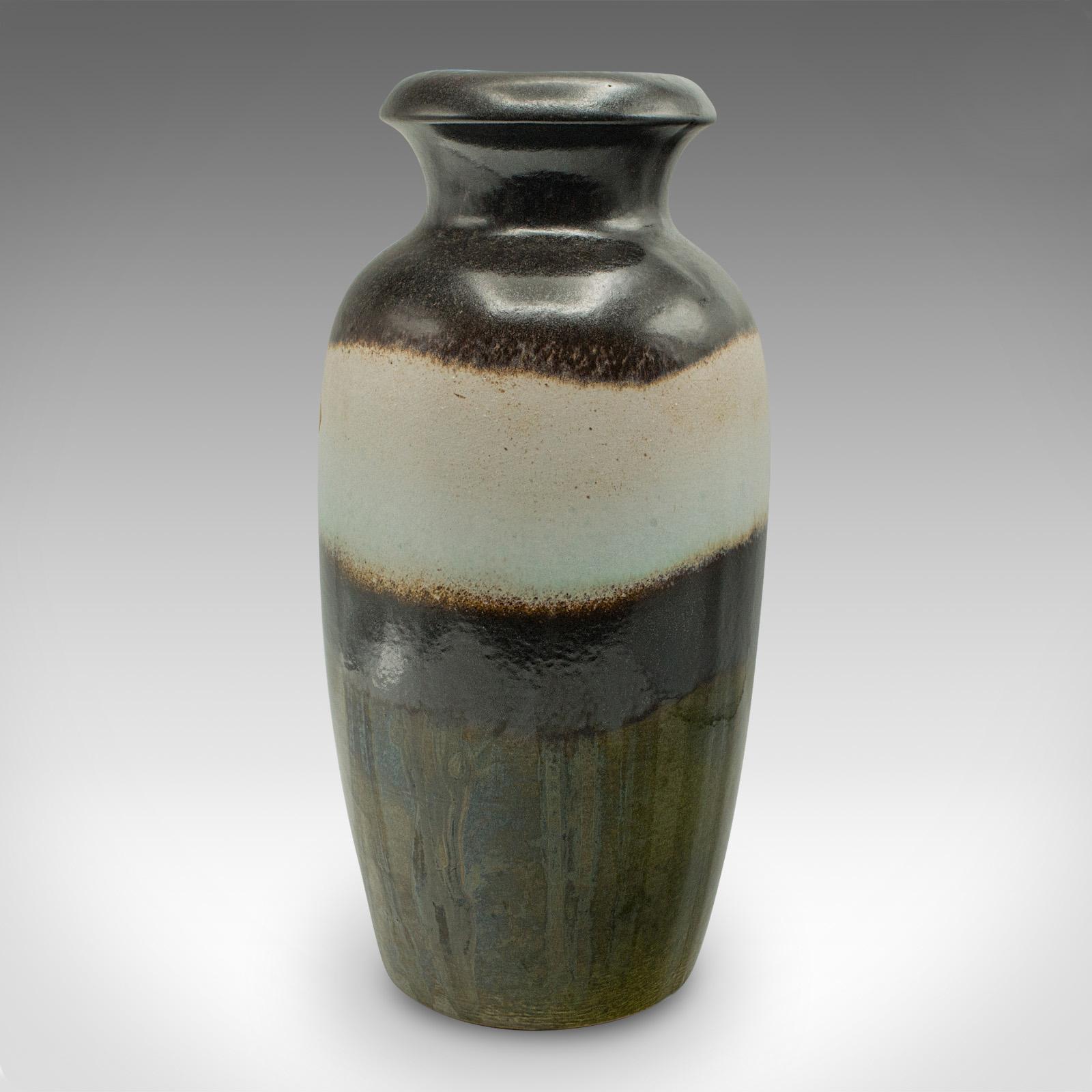 Allemand Vase à fleurs en lave, Allemagne de l'Ouest, céramique d'art, urne balustre, vers 1960 en vente