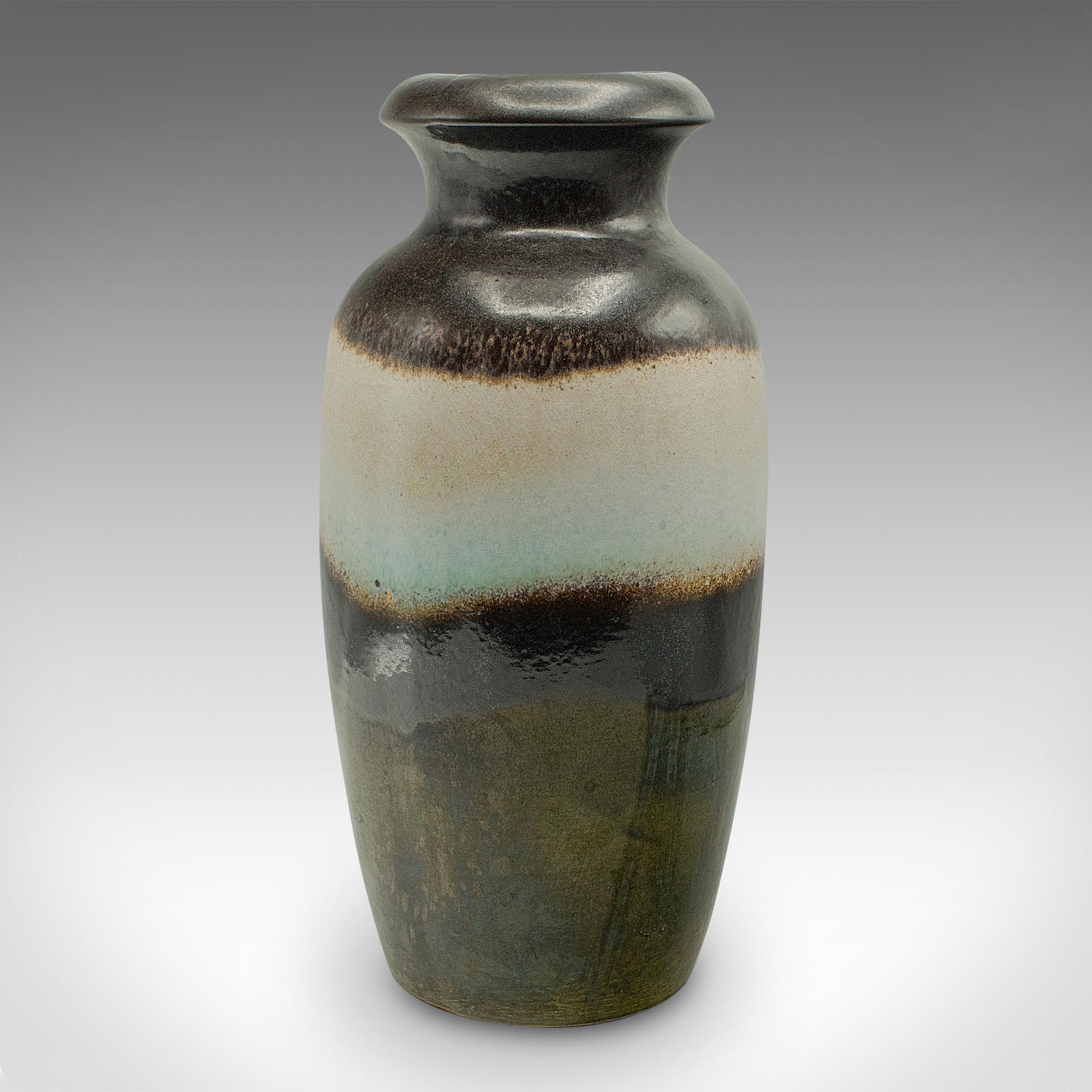 Vase à fleurs en lave, Allemagne de l'Ouest, céramique d'art, urne balustre, vers 1960 Bon état - En vente à Hele, Devon, GB