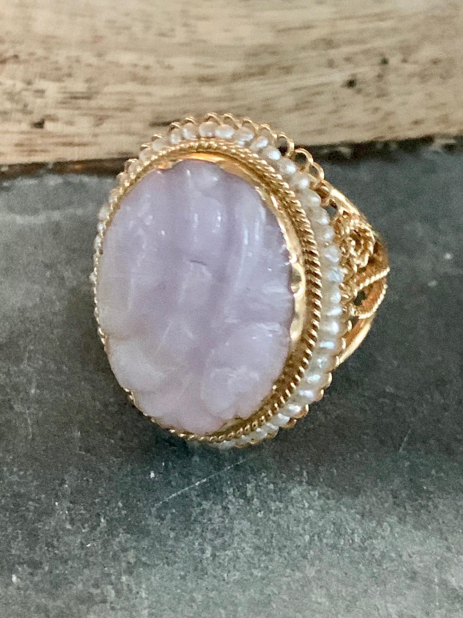 Vintage Lavender Jade Carved Stone and Pearl 14 Karat Yellow Gold Ring - Size 6 In Good Condition In St. Louis Park, MN