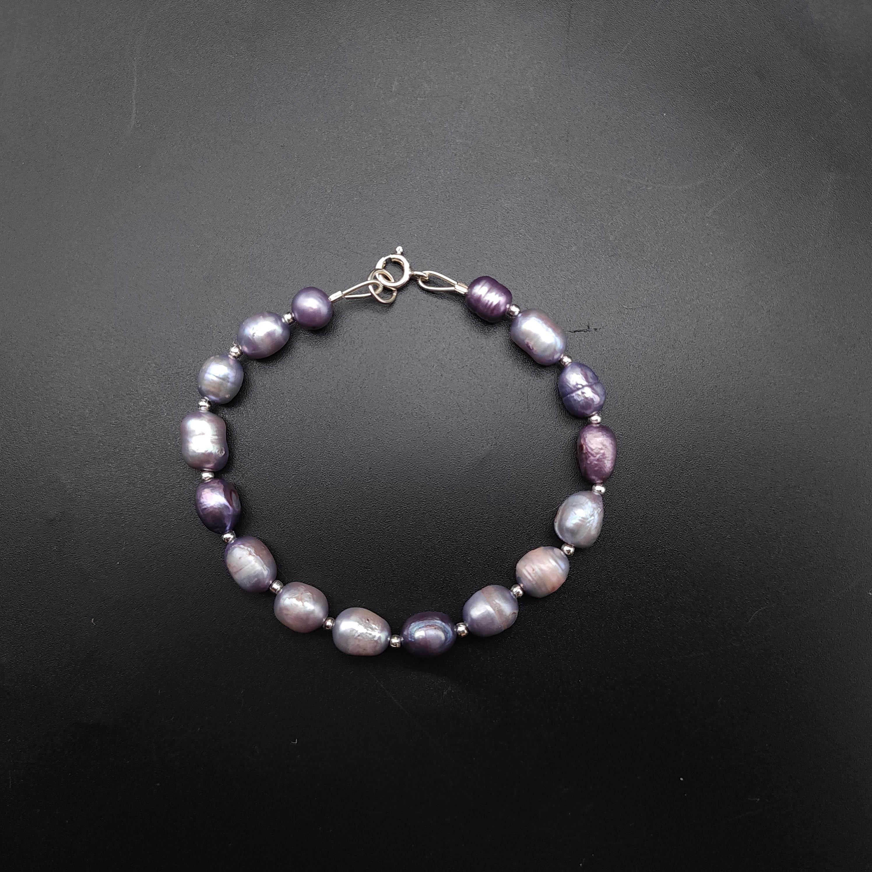 Vintage Lavender Pearl Bead Bracelet with Sterling Silver Accents, Clasp In Excellent Condition For Sale In Milford, DE