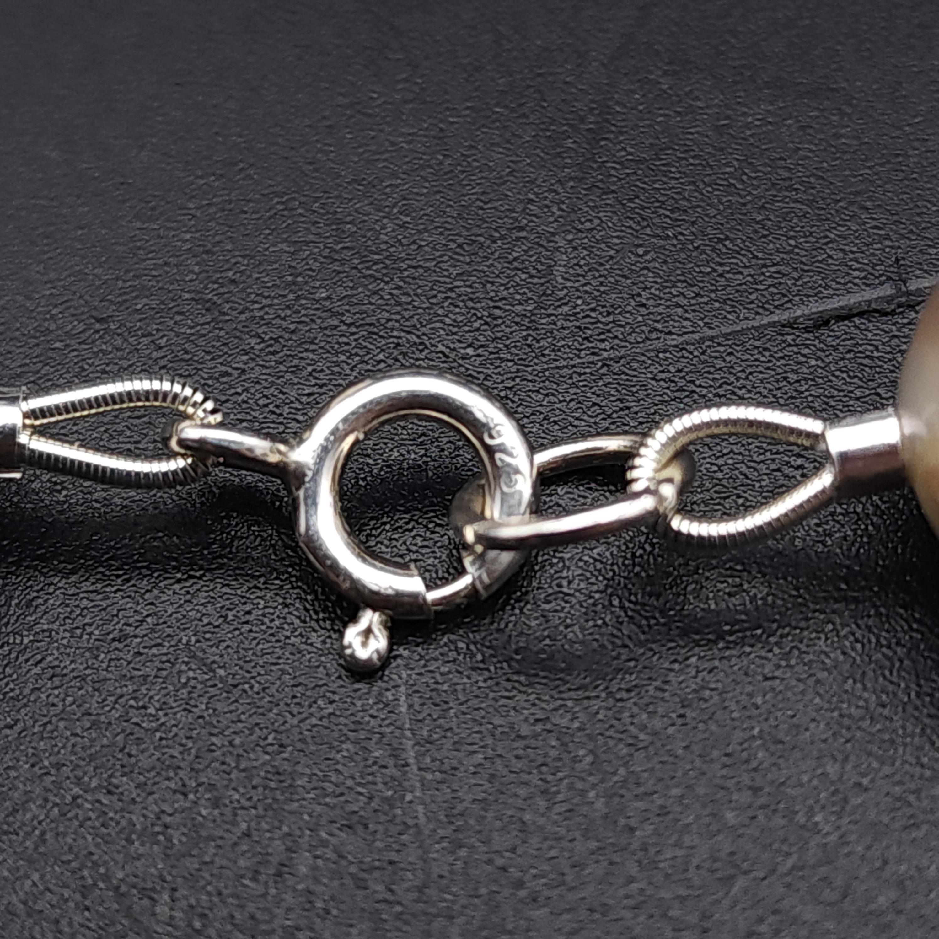 Halskette mit lavendelfarbenem Perlenkragen und Sterlingsilber-Akzenten, Verschluss im Zustand „Hervorragend“ im Angebot in Milford, DE