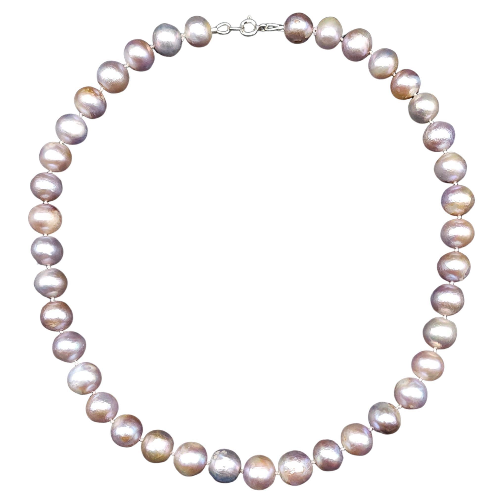 Halskette mit lavendelfarbenem Perlenkragen und Sterlingsilber-Akzenten, Verschluss im Angebot